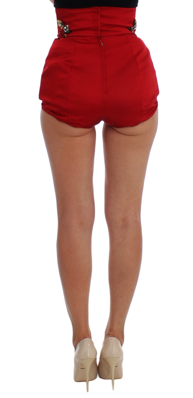 Shorts en soie rouge Dolce & Gabbana ornés de roses en cristal, élégance et luxe pour un style sophistiqué.