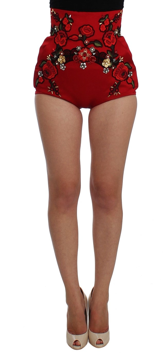 Shorts en soie rouge Dolce & Gabbana ornés de roses en cristal, mode élégante et raffinée.