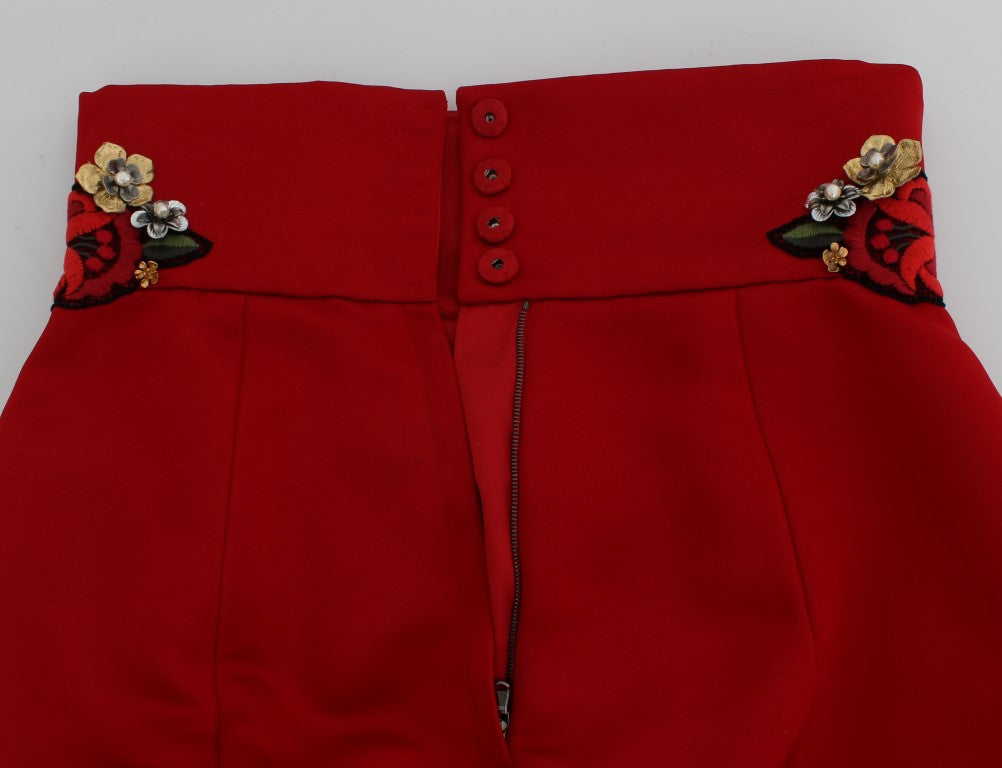 Shorts en soie rouge Dolce & Gabbana ornés de roses en cristal, élégants et luxueux.
