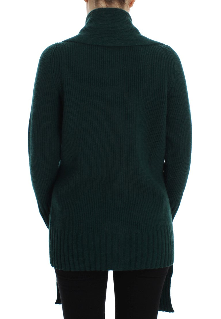 Cardigan en cachemire vert de Dolce & Gabbana, tricoté, avec col en V et détails élégants, porté dans une tenue sophistiquée.