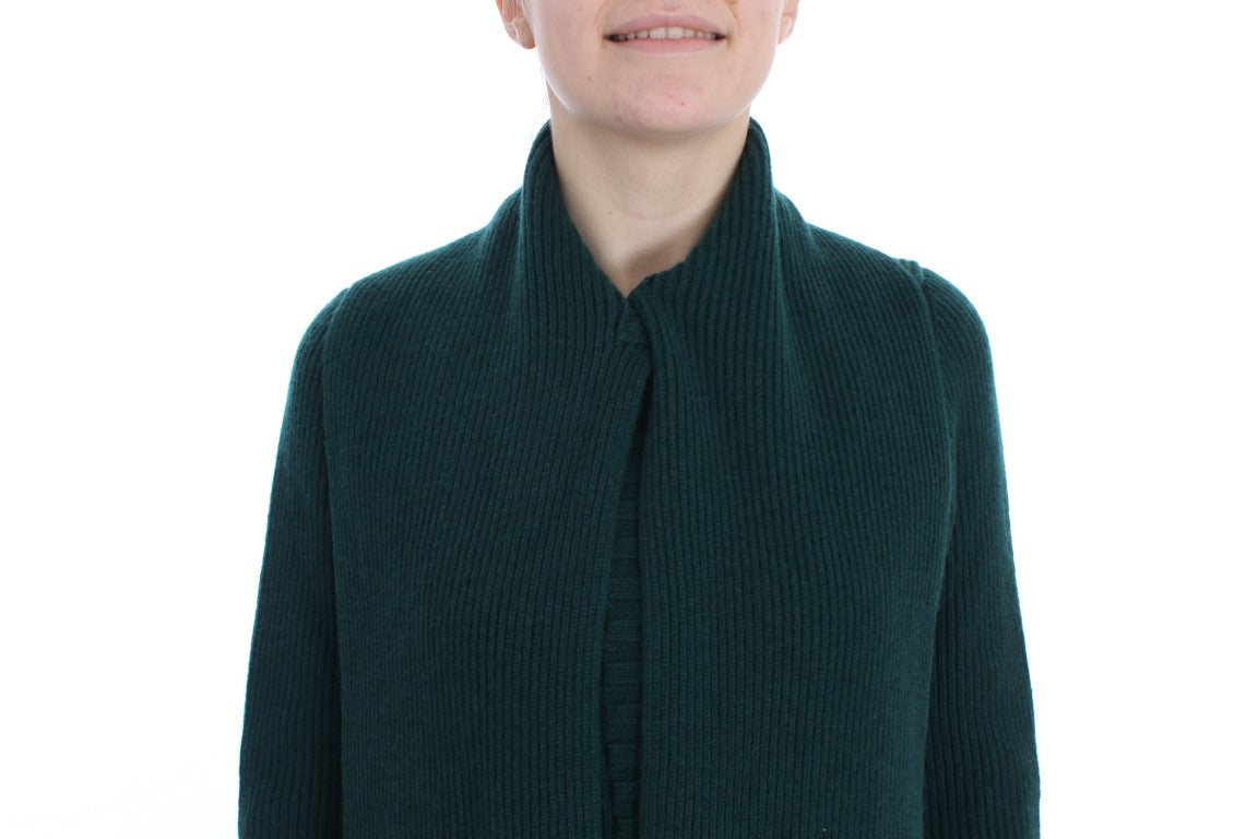 Cardigan en cachemire vert Dolce & Gabbana, tricoté, avec détails élégants, porté en photo.