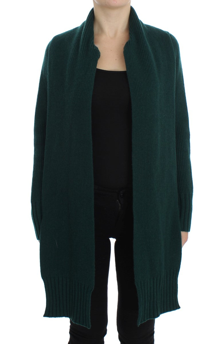 Cardigan en cachemire vert Dolce & Gabbana, tricoté, avec détails élégants, porté sur un fond neutre.