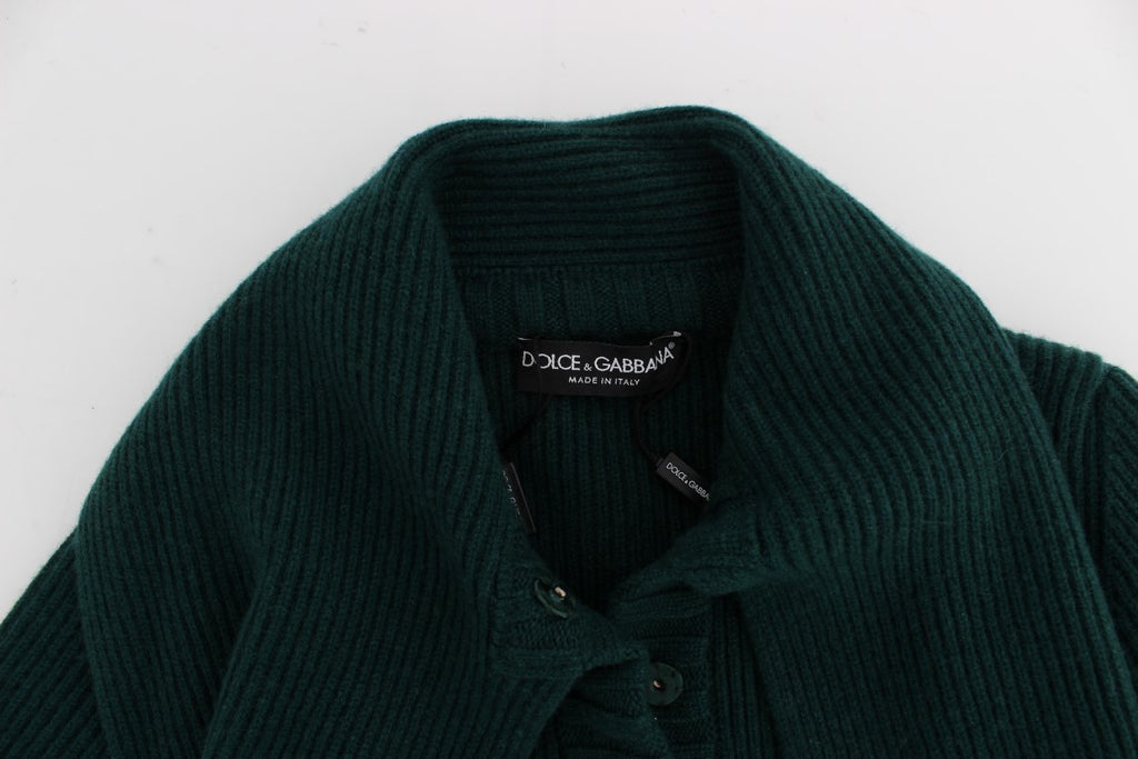 Cardigan en cachemire vert de Dolce & Gabbana, tricoté, avec détails élégants, porté sur un mannequin.