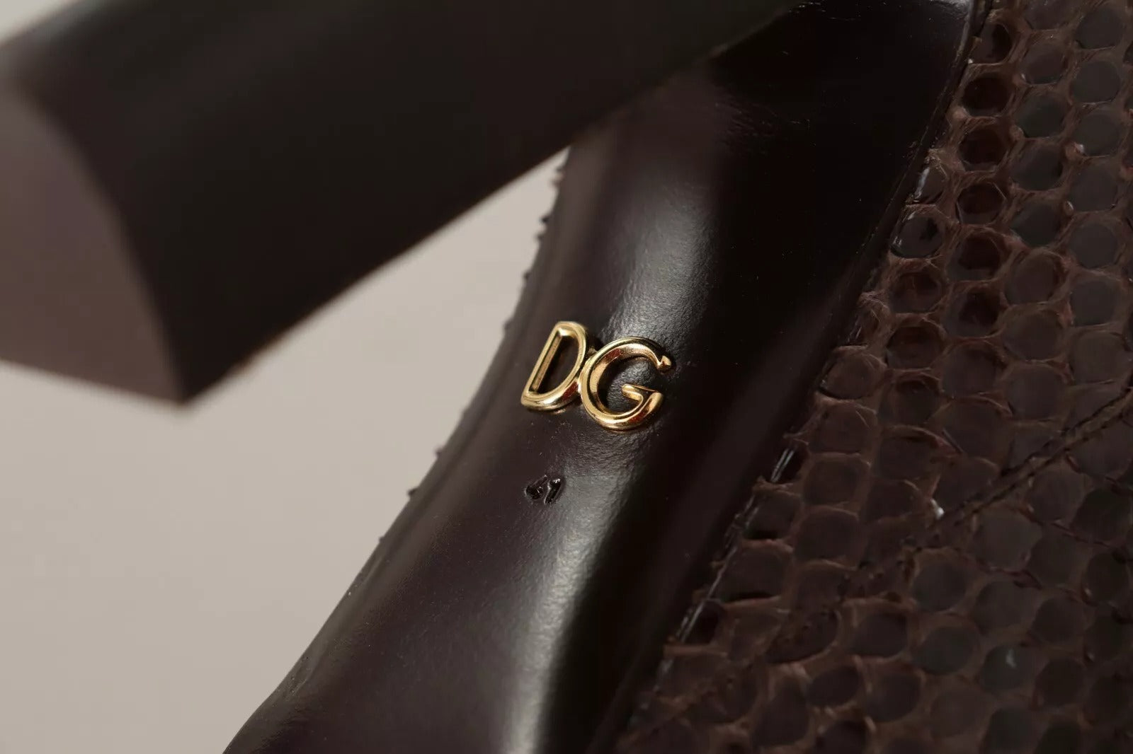Escarpins et bottes hautes en cuir exotique marron de Dolce & Gabbana, chaussures élégantes pour femme.