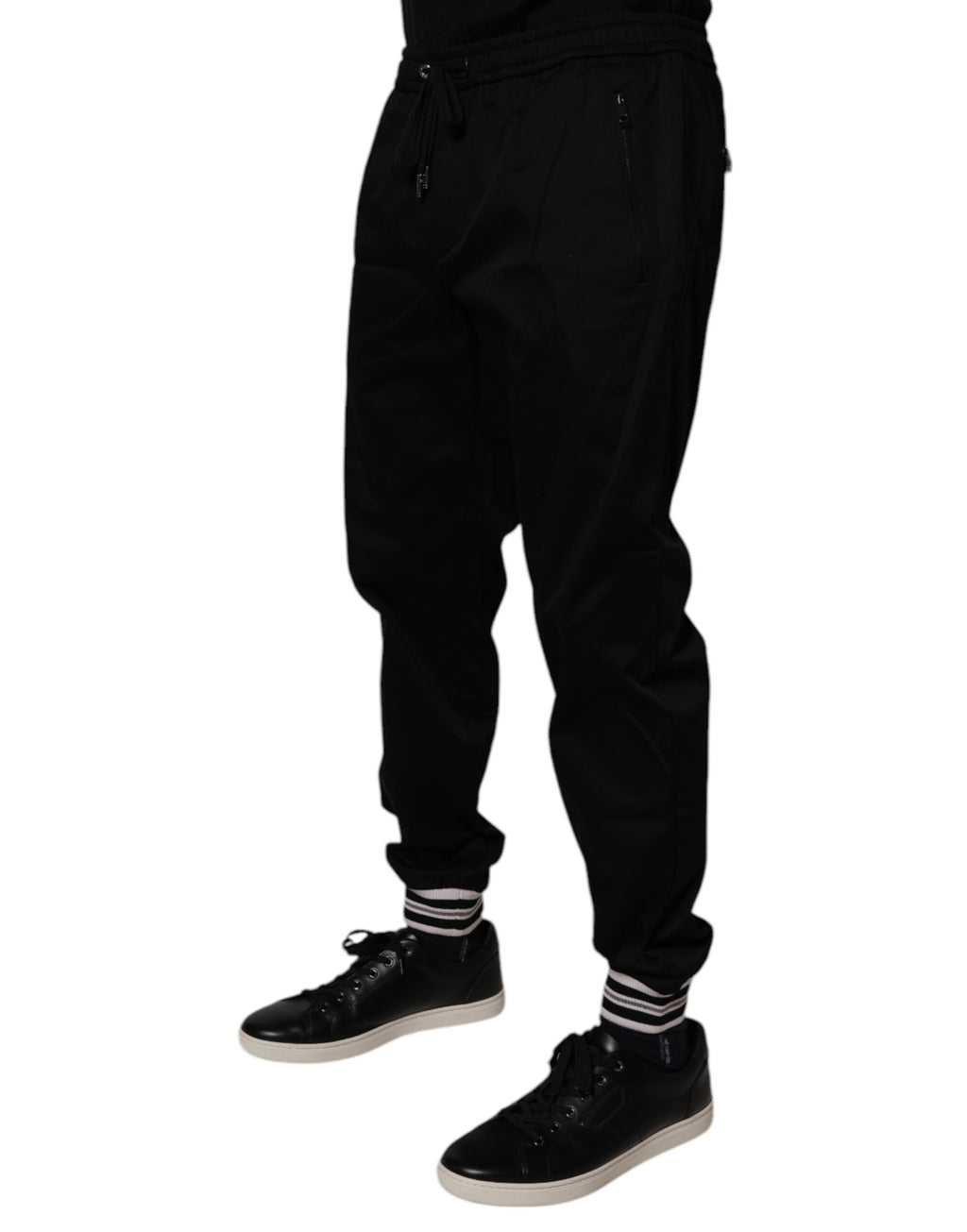 Pantalon de jogging Dolce & Gabbana en coton noir, coupe stretch, style décontracté et confortable, visible sur le modèle.