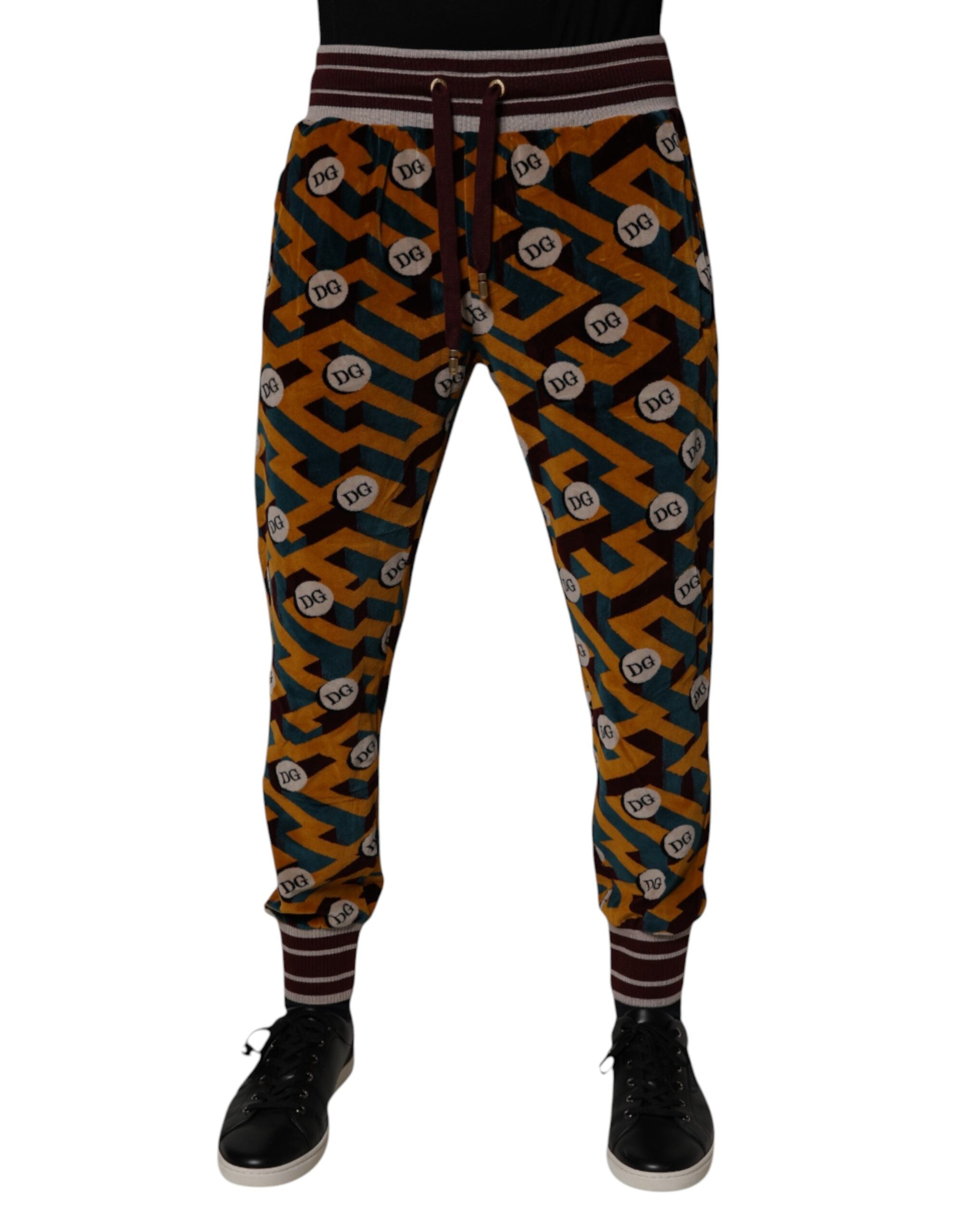 Pantalon jogging Dolce & Gabbana à logo multicolore, sweatpants avec motif monogramme, confort et style élégants.