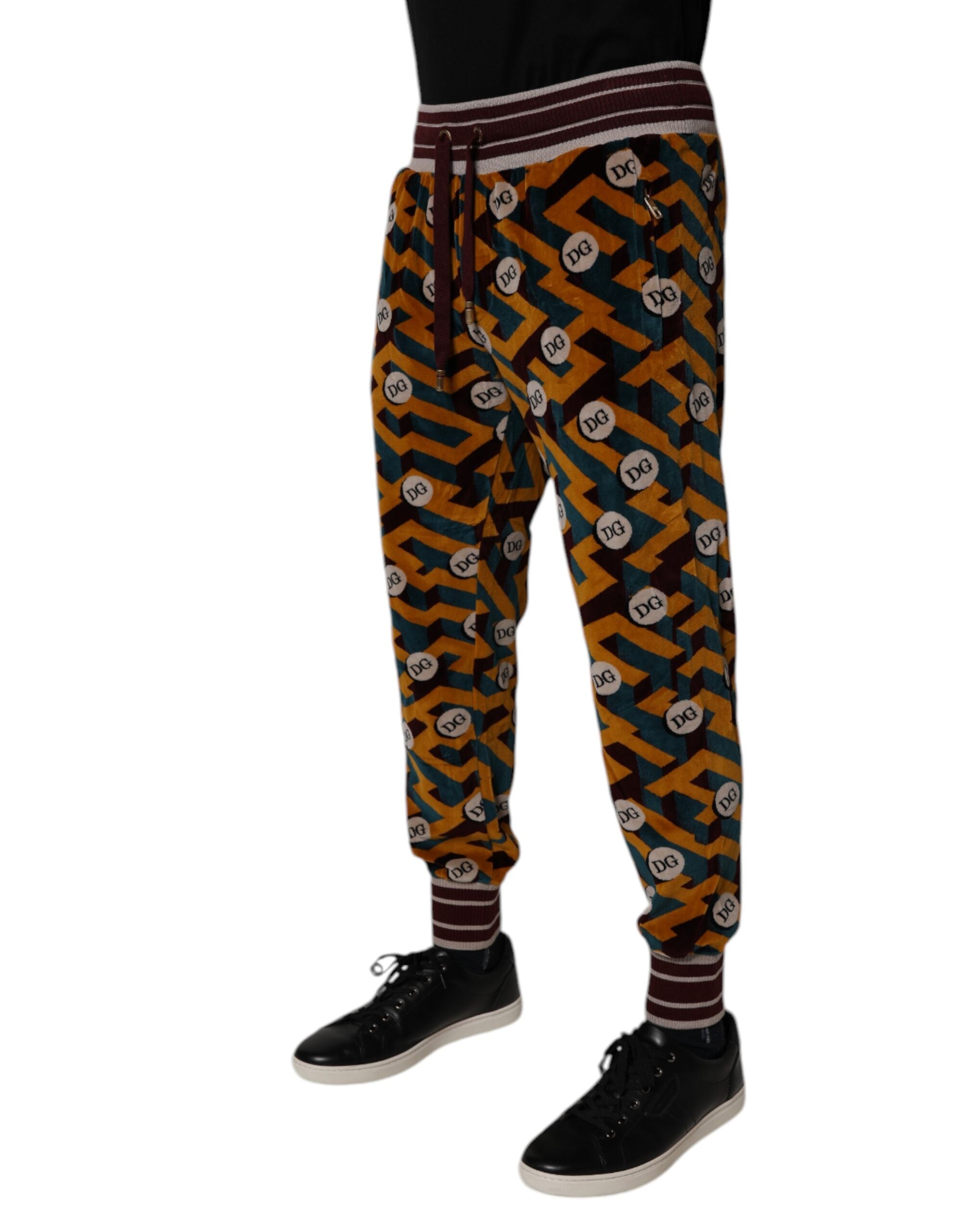 Pantalon jogger Dolce & Gabbana à logo multicolore et monogramme, style décontracté et confortable.