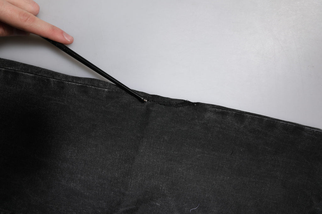 Jeans slim en coton stretch noir pour homme de Dolce & Gabbana, coupe skinny, visible détails de denim et couture.