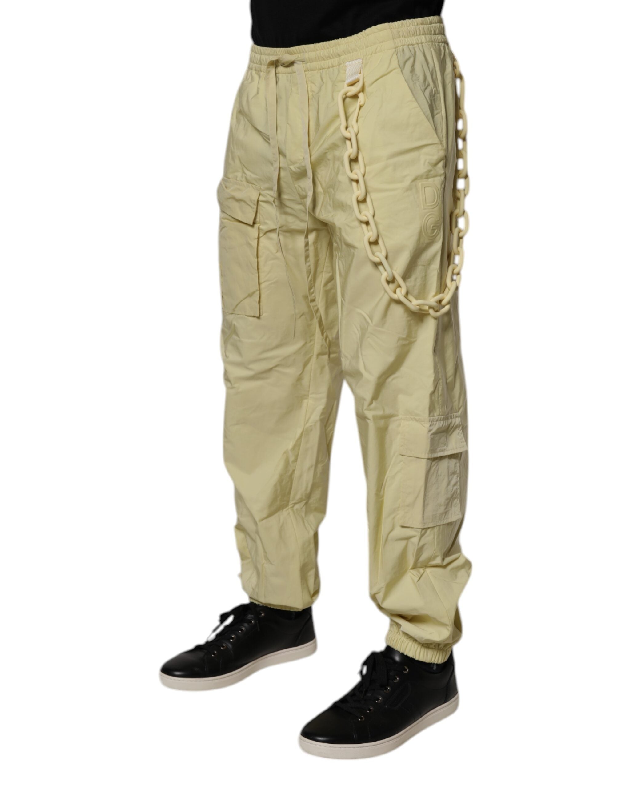 Pantalons joggers cargo jaunes en nylon pour homme de Dolce & Gabbana avec chaîne, mode urbaine et style décontracté.