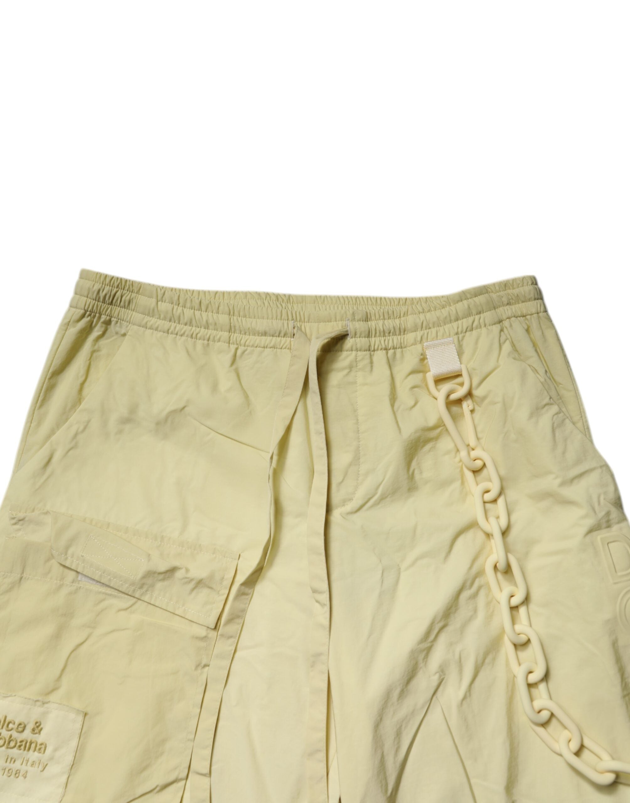 Pantalon jogger homme en nylon jaune avec chaîne cargo de la marque Dolce & Gabbana, style décontracté et tendance.