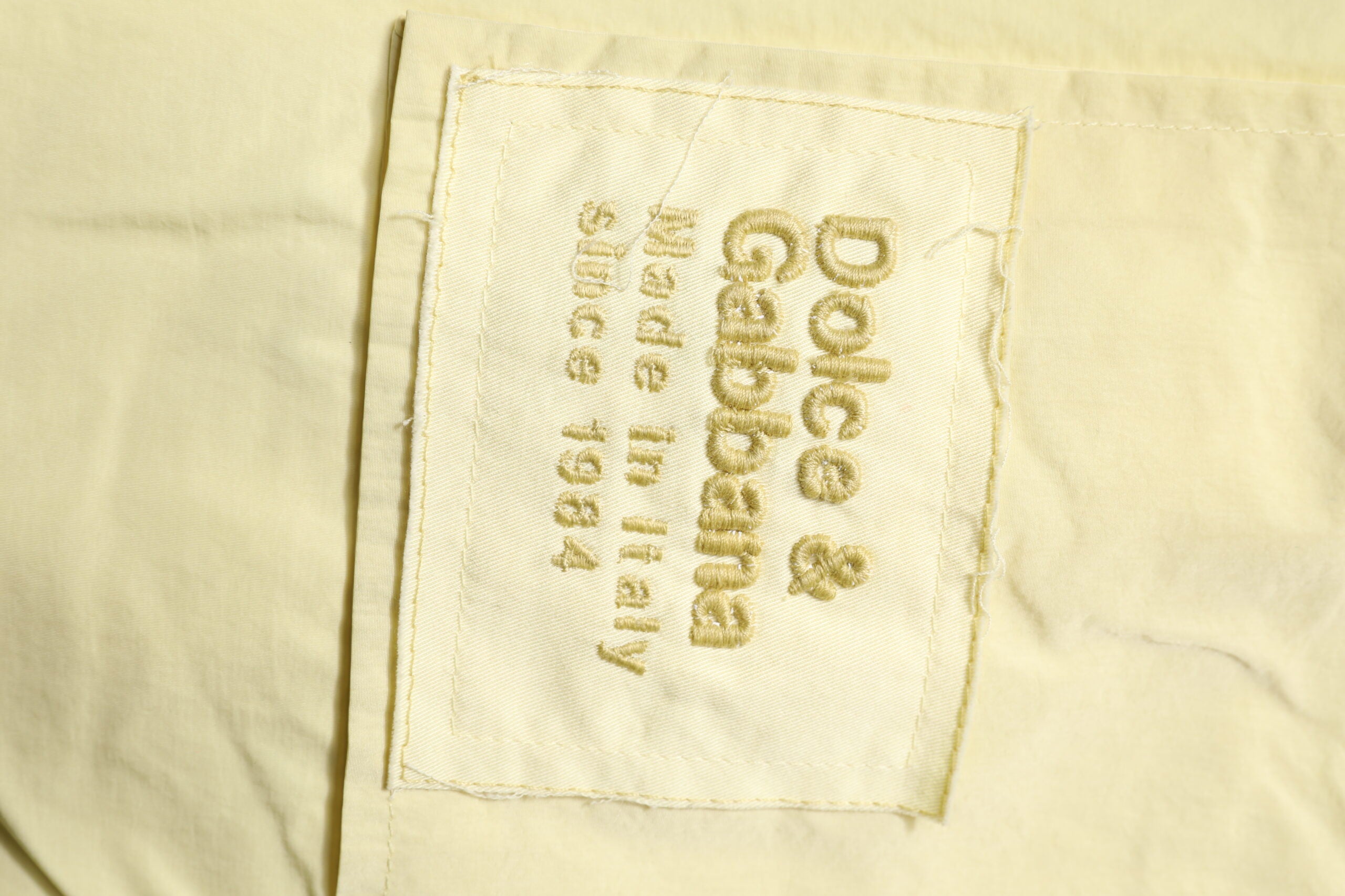 Pantalons joggers homme Dolce & Gabbana en nylon jaune avec chaîne cargo, style décontracté et tendance.