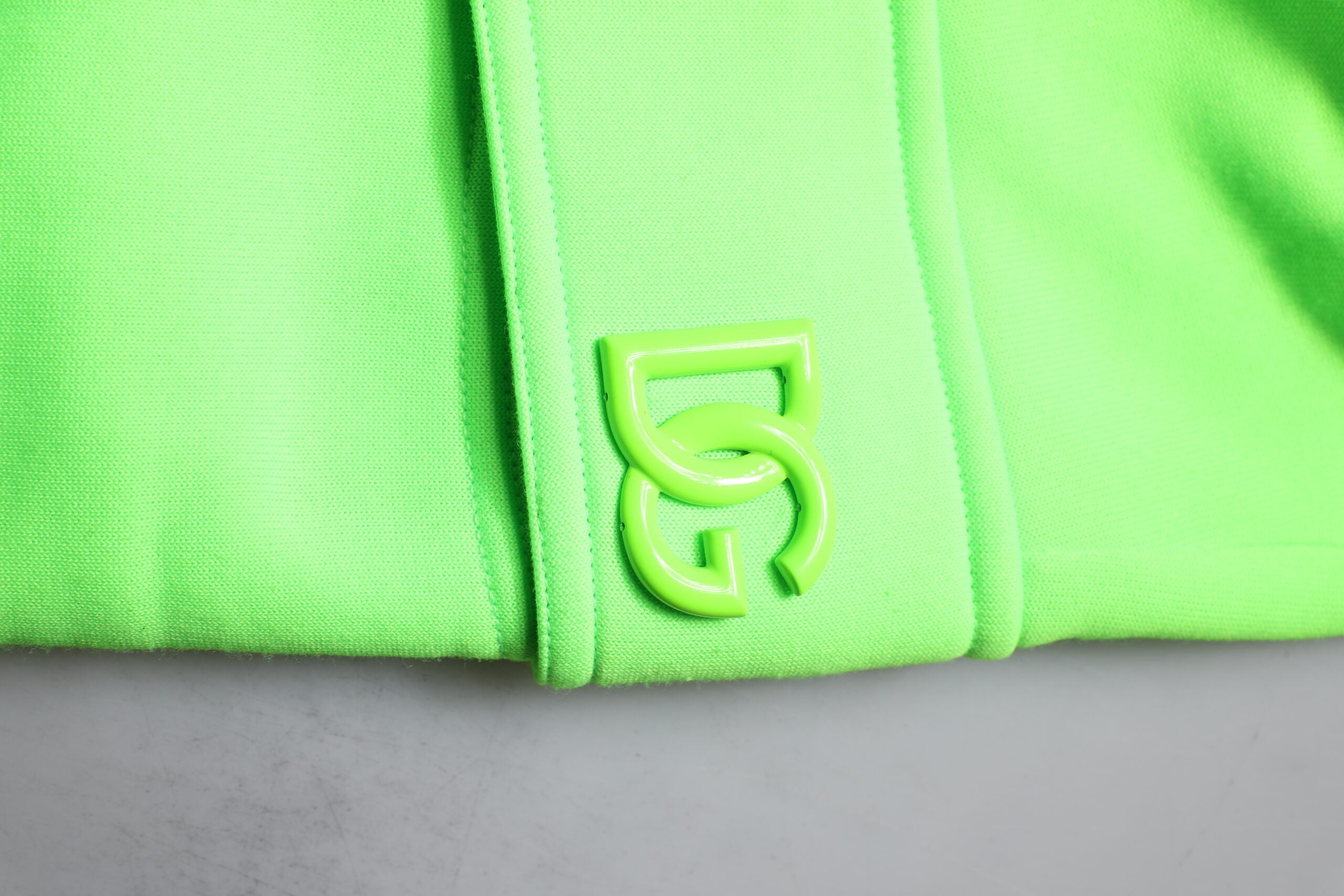 Pantalon de jogging cargo vert néon Dolce & Gabbana pour homme, style décontracté avec poches et coupe confortable.