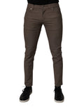Pantalons chino en coton stretch marron de Dolce & Gabbana, pantalon élégant pour homme, vue de face.
