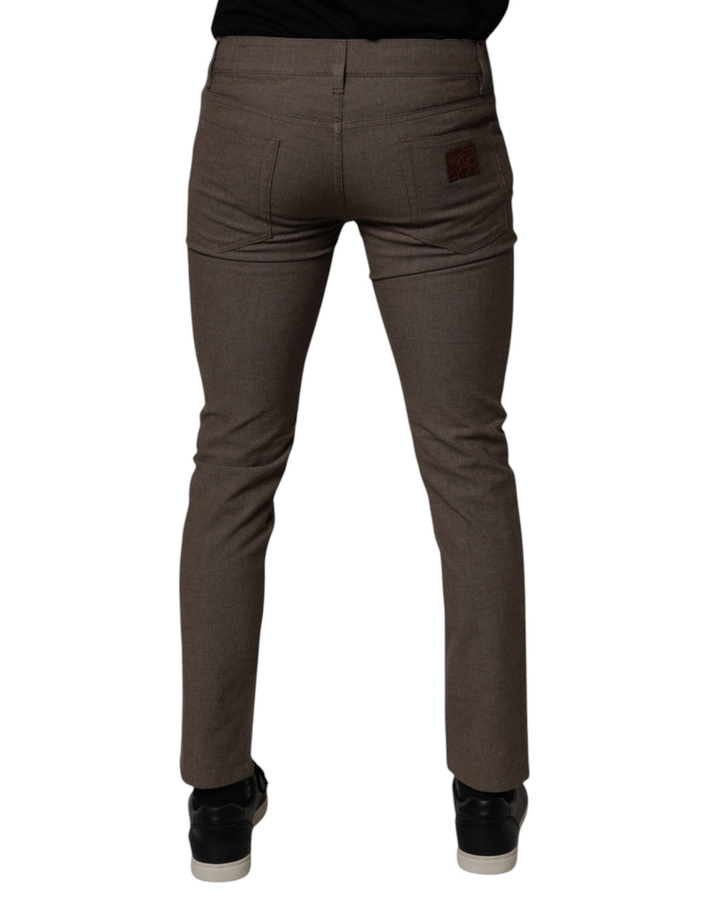 Pantalon chino en coton stretch marron de Dolce & Gabbana, style élégant et ajusté, visible sur un fond neutre.