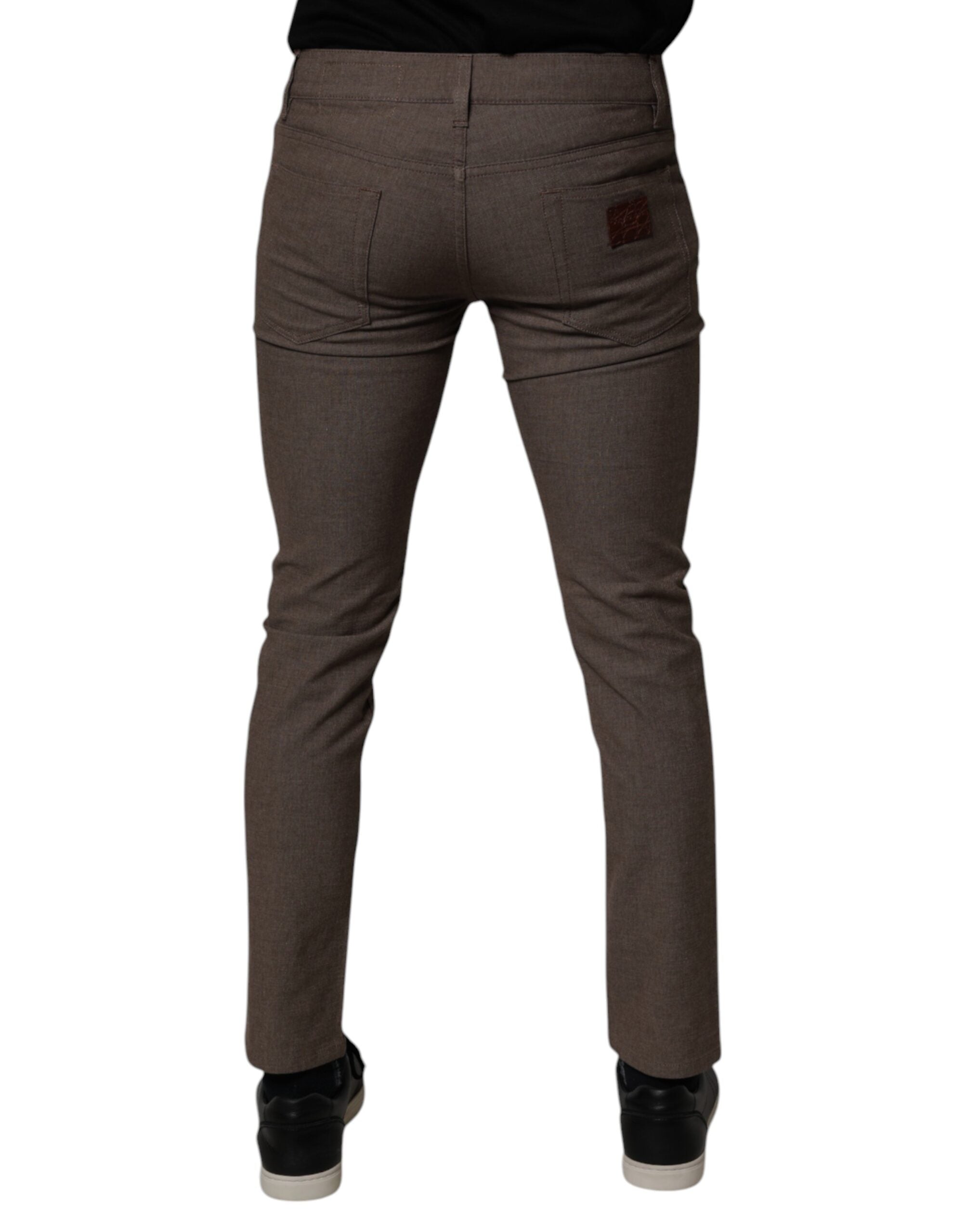 Pantalon chino en coton stretch marron de Dolce & Gabbana, style élégant et ajusté, visible sur un fond neutre.