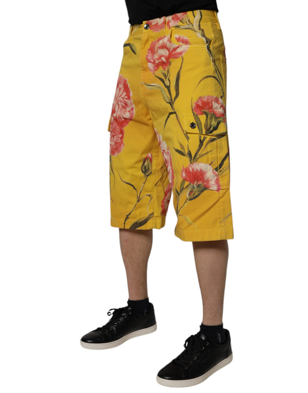 Shorts bermuda en jean cargo jaune à fleurs pour homme de Dolce & Gabbana, avec détails floraux et coupe décontractée.
