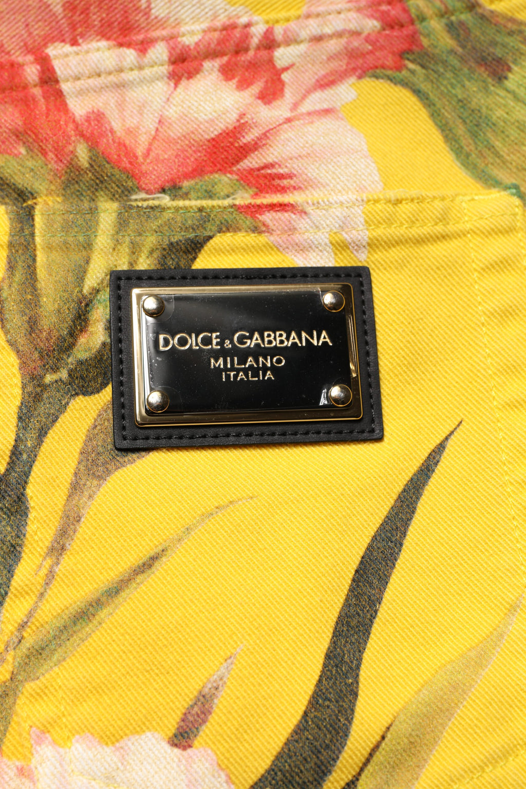 Shorts bermuda en denim jaune à fleurs pour homme de Dolce & Gabbana, style cargo avec détails floraux.