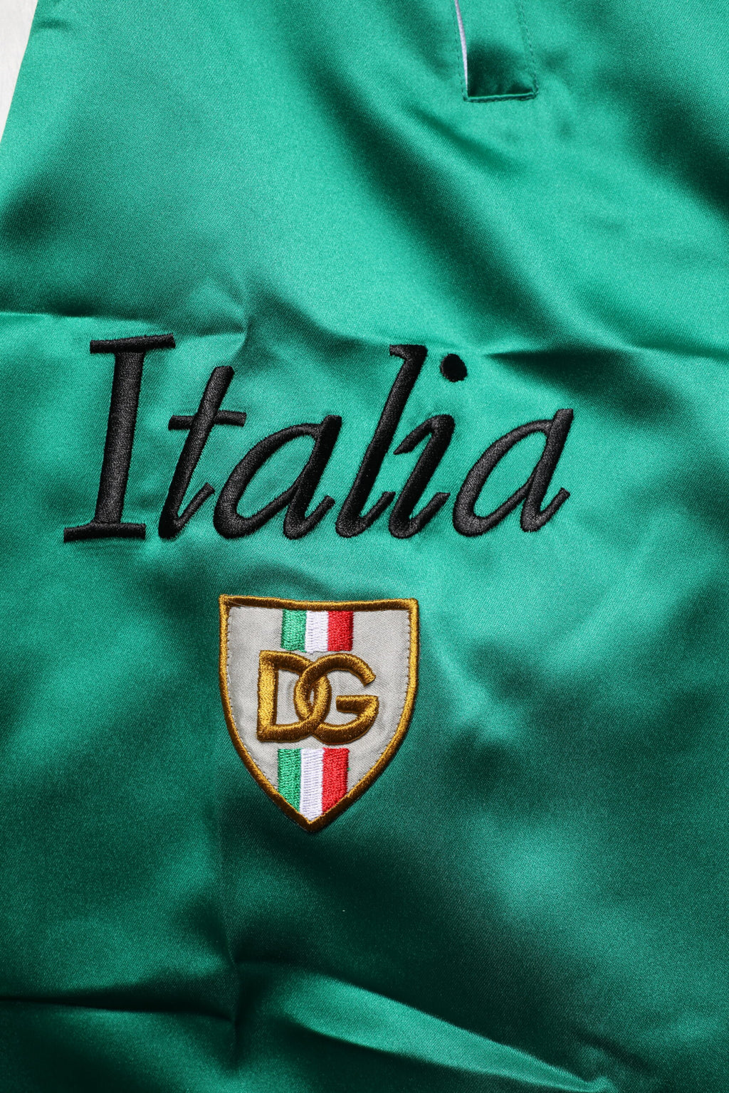 Shorts bermuda en polyester multicolores Dolce & Gabbana avec motif Italie, détails vibrants et style élégant.