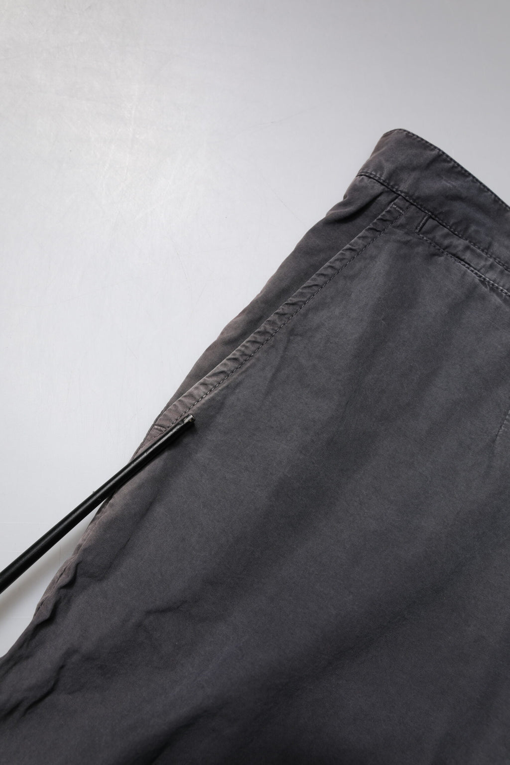 Shorts bermuda pour homme en coton gris foncé de Dolce & Gabbana, mi-hauteur à la taille, style décontracté et élégant.