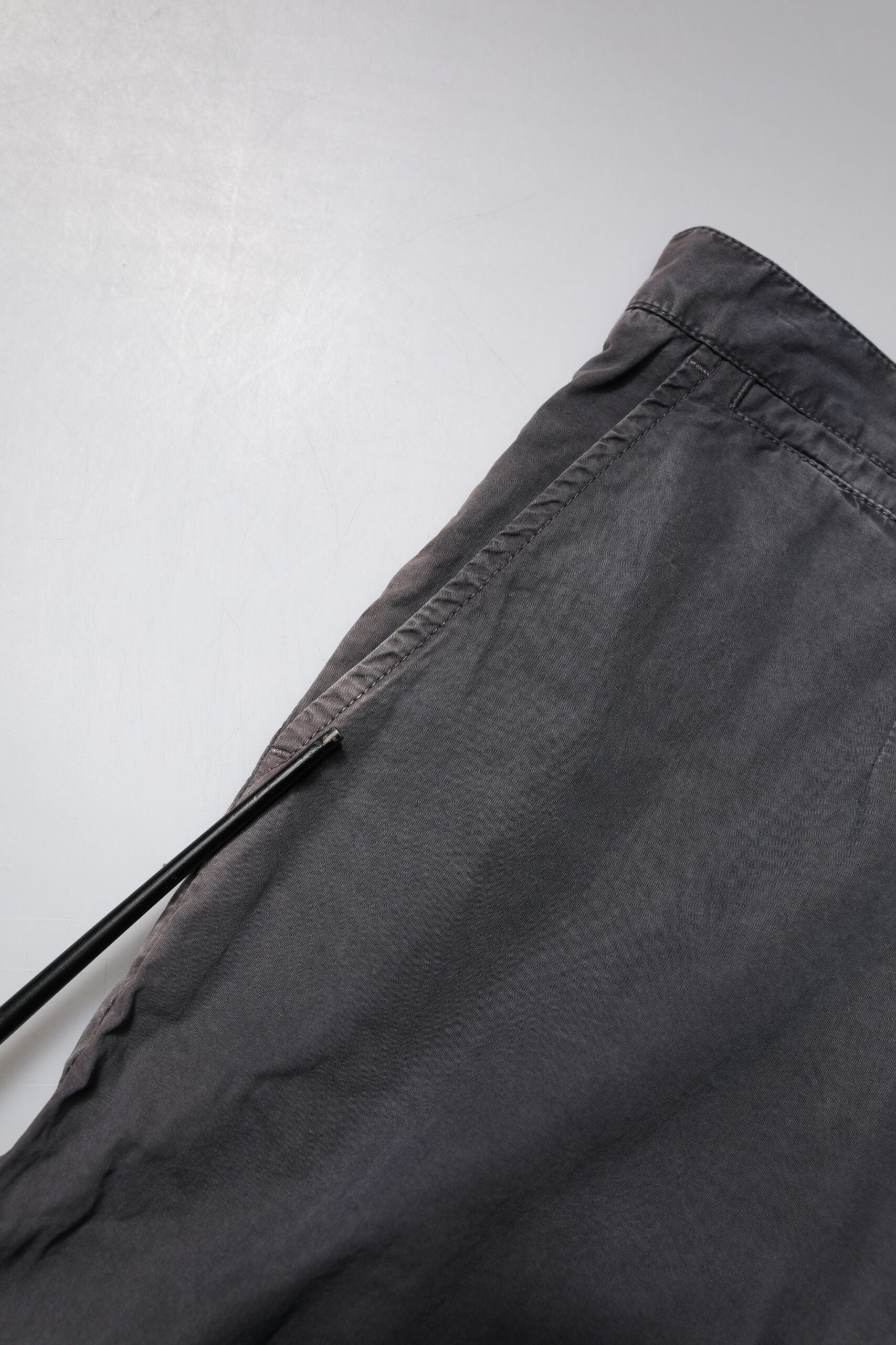 Shorts bermuda pour homme en coton gris foncé de Dolce & Gabbana, mi-hauteur à la taille, style décontracté et élégant.