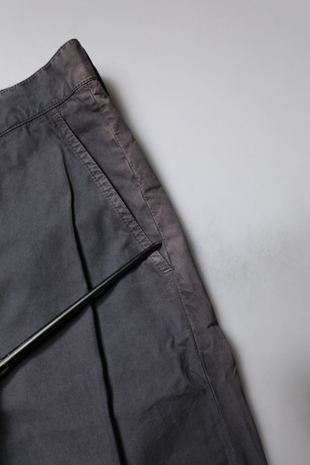 Shorts bermuda pour homme en coton gris foncé de marque Dolce & Gabbana, taille mi-hauteur, style décontracté.
