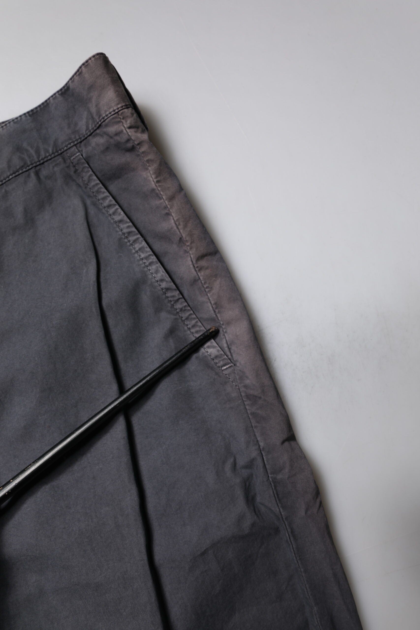 Shorts bermuda pour homme en coton gris foncé de marque Dolce & Gabbana, taille mi-hauteur, style décontracté.