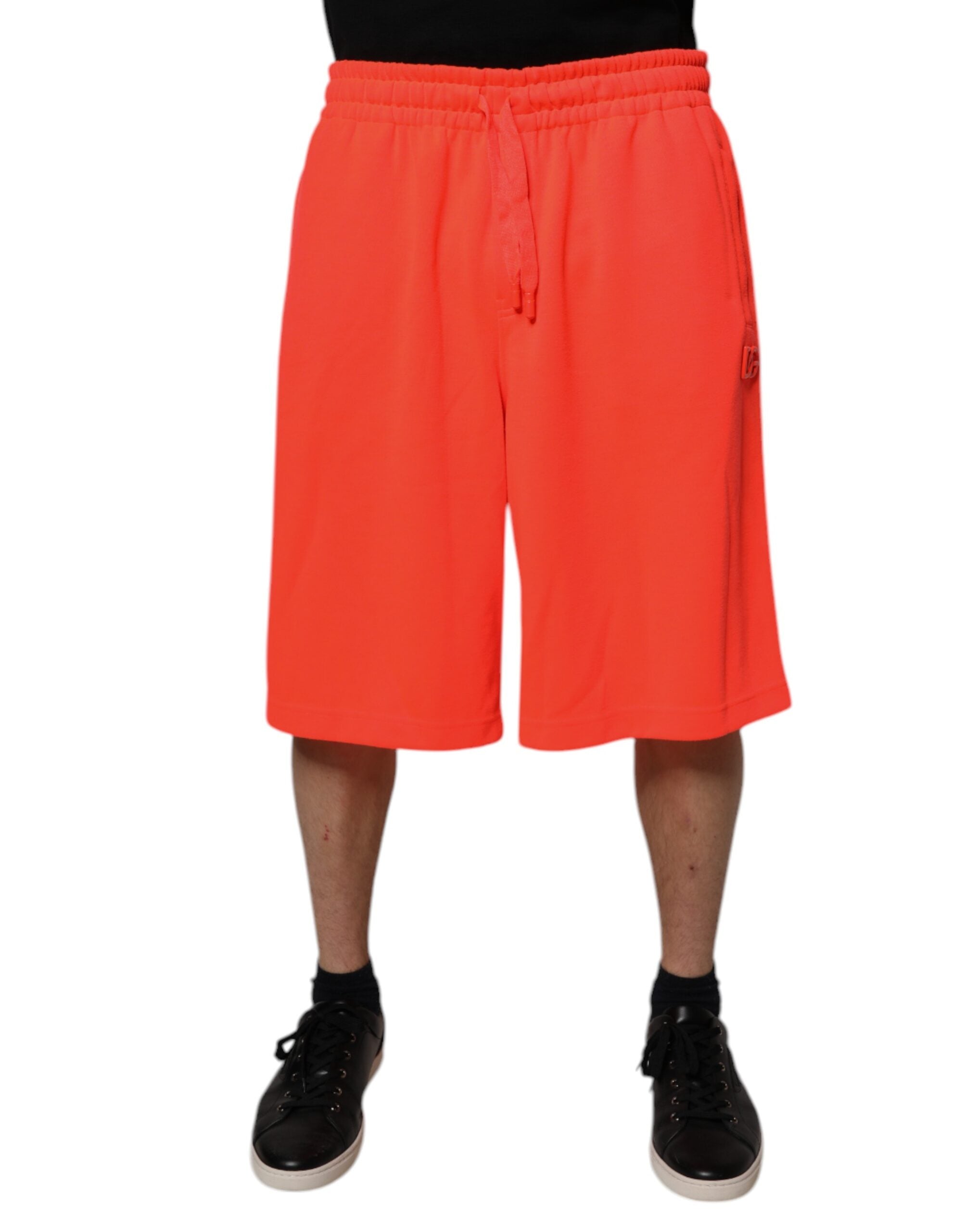 Shorts bermuda pour hommes en polyester rouge de marque Dolce & Gabbana, coupe mi-hauteur, tissus légers et élégants.