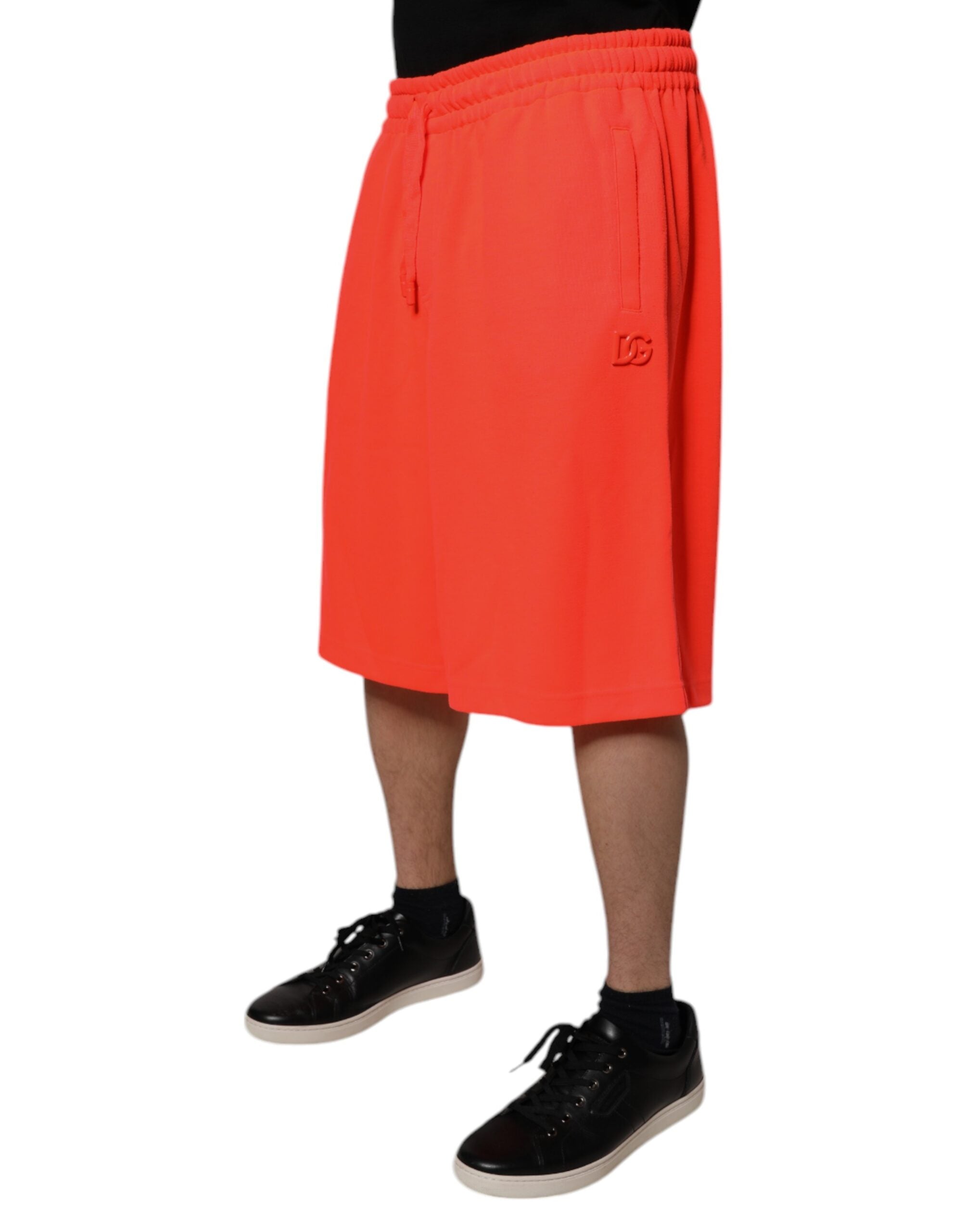 Shorts bermuda pour homme en polyester rouge de Dolce & Gabbana, taille mi-hauteur, style élégant et décontracté.