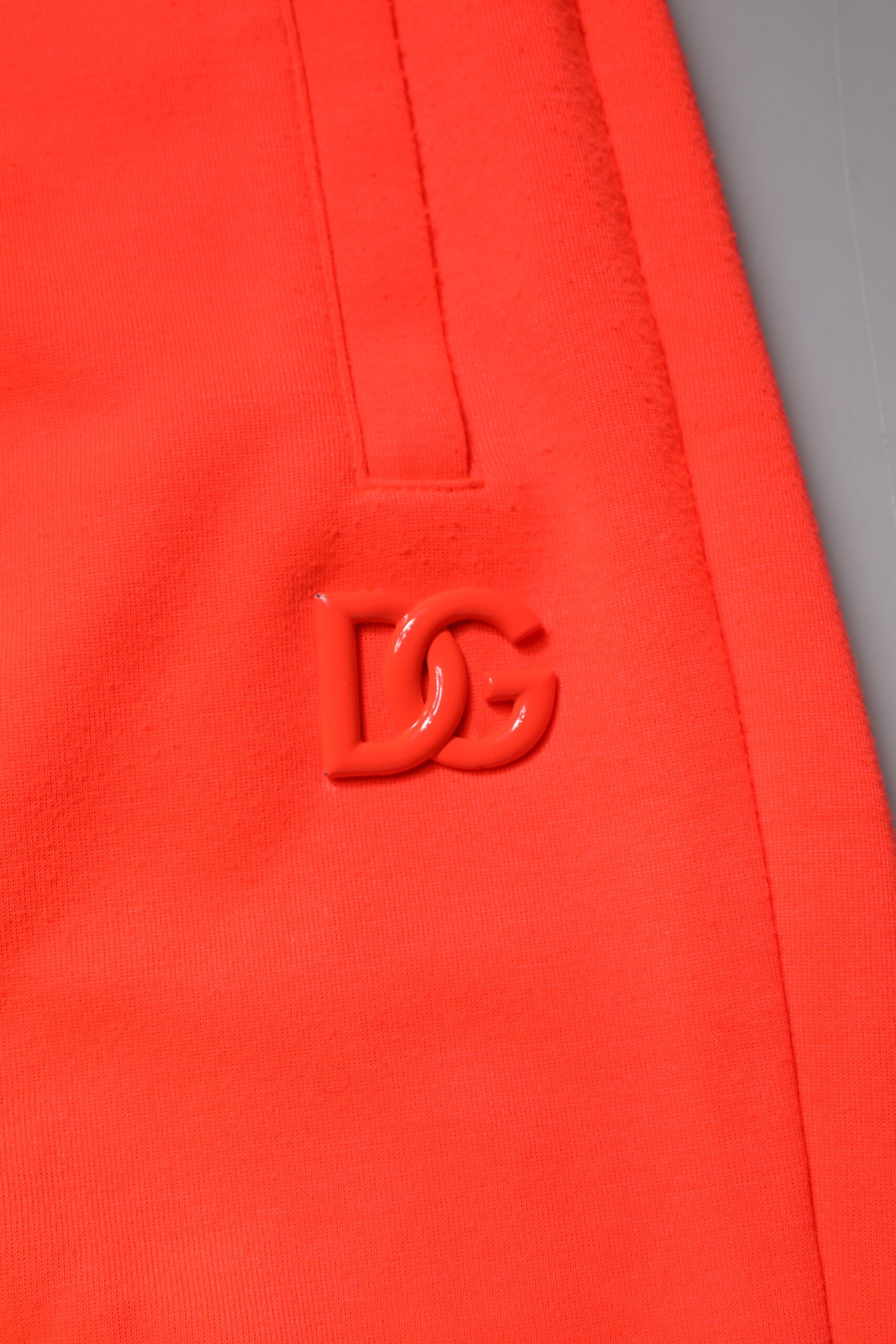 Shorts bermuda pour homme en polyester rouge de marque Dolce & Gabbana, taille mi-haute, mode élégante et décontractée.