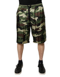 Shorts bermuda en soie camouflage multicolore de Dolce & Gabbana, mi-hauteur, style élégant et tendance.