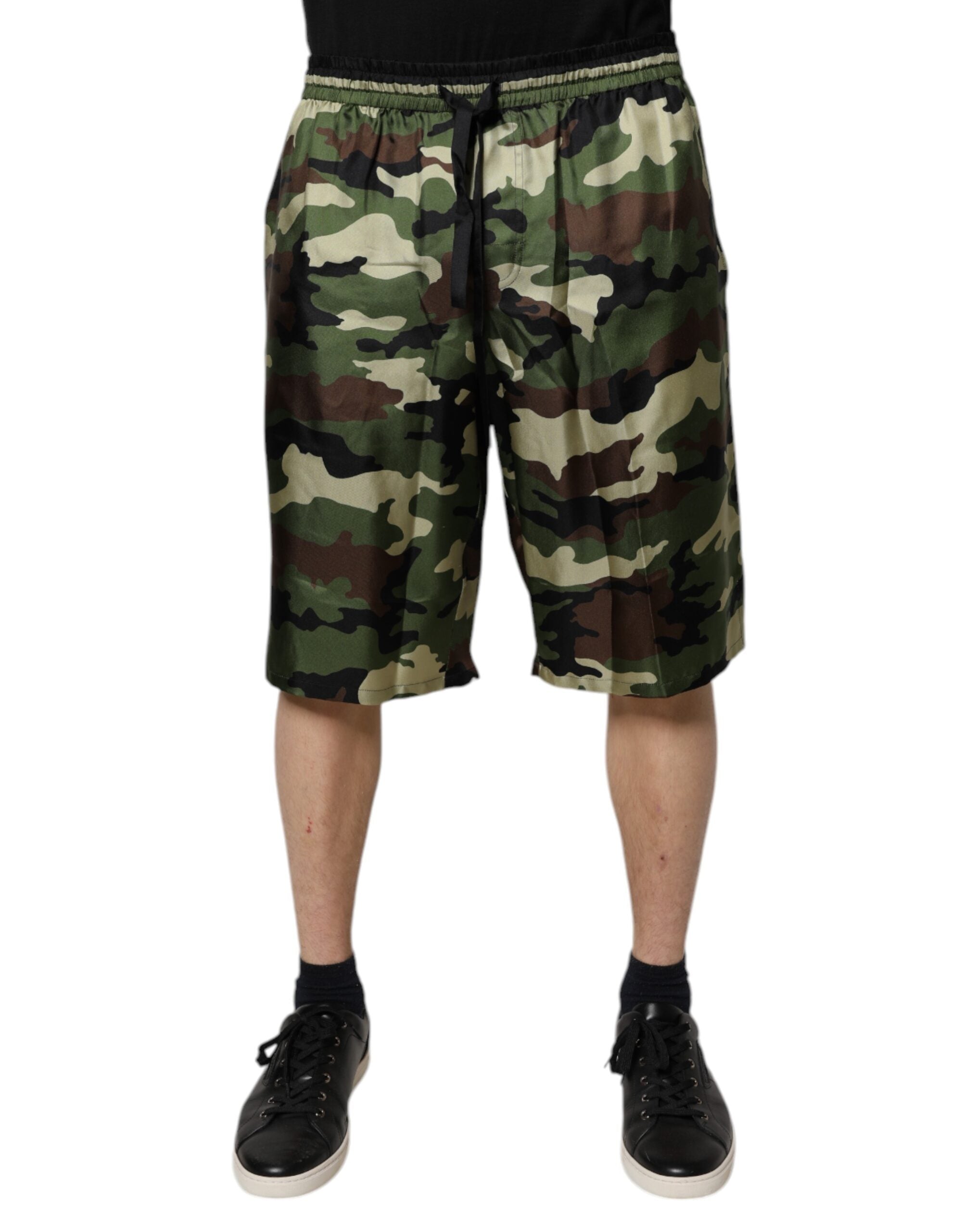 Shorts bermuda en soie camouflage multicolore Dolce & Gabbana, mi-hauteur, mode élégante et tendance.