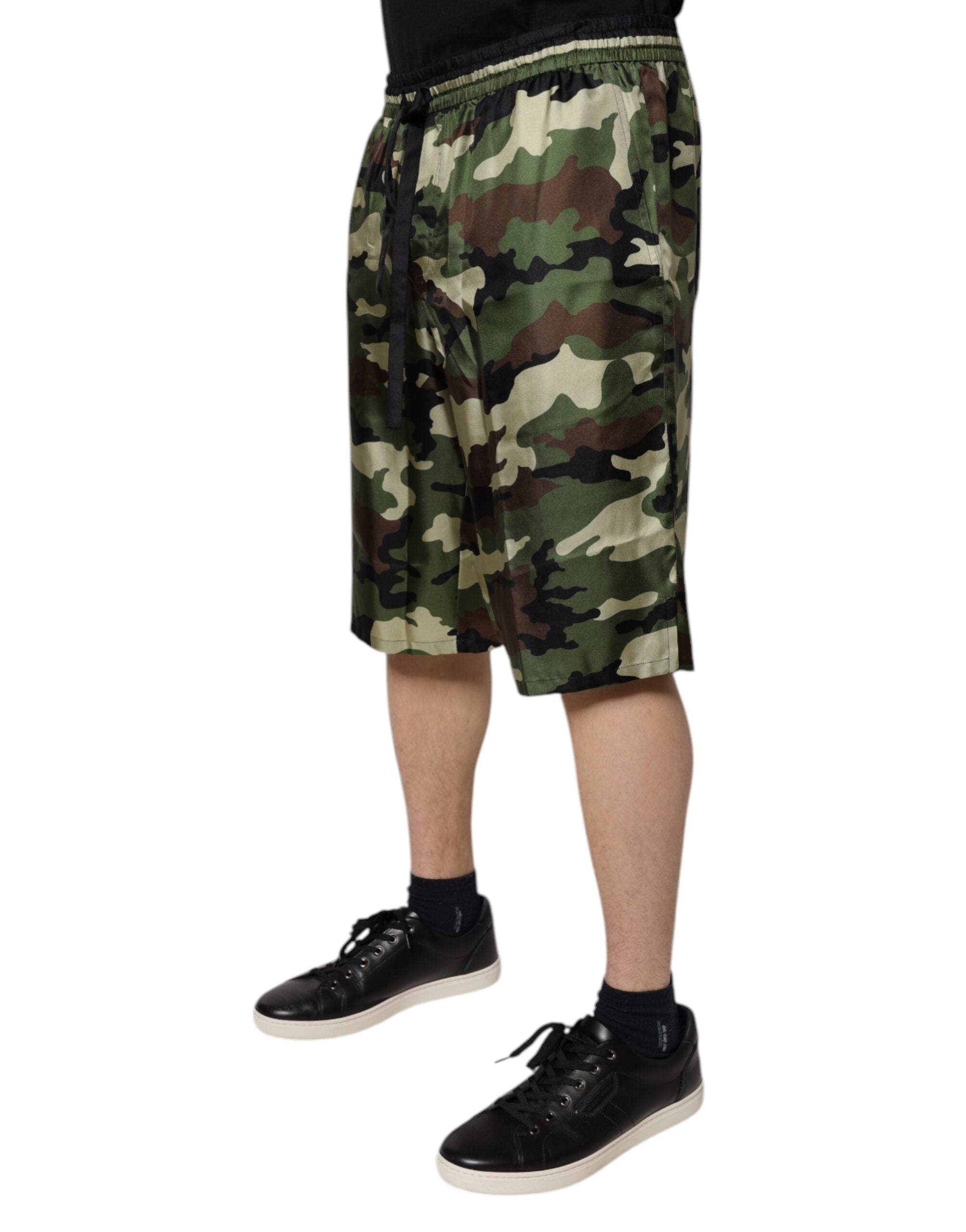 Shorts bermuda en soie camouflage multicolore de Dolce & Gabbana, coupe mi-haute, style élégant et tendance.