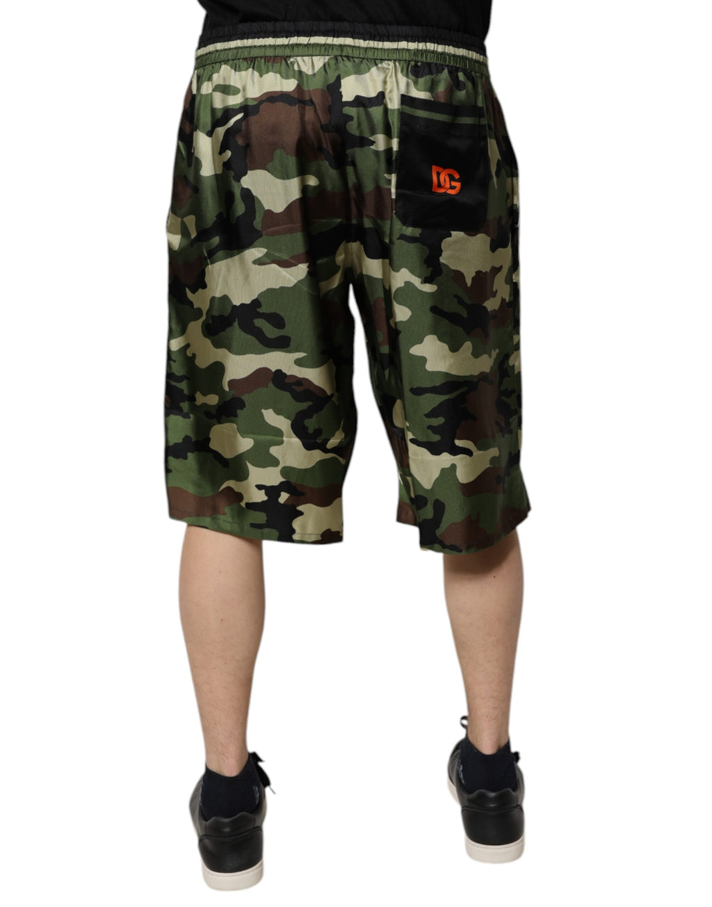 Shorts bermuda Dolce & Gabbana en soie camouflage multicolore à taille moyenne, style décontracté et élégant.