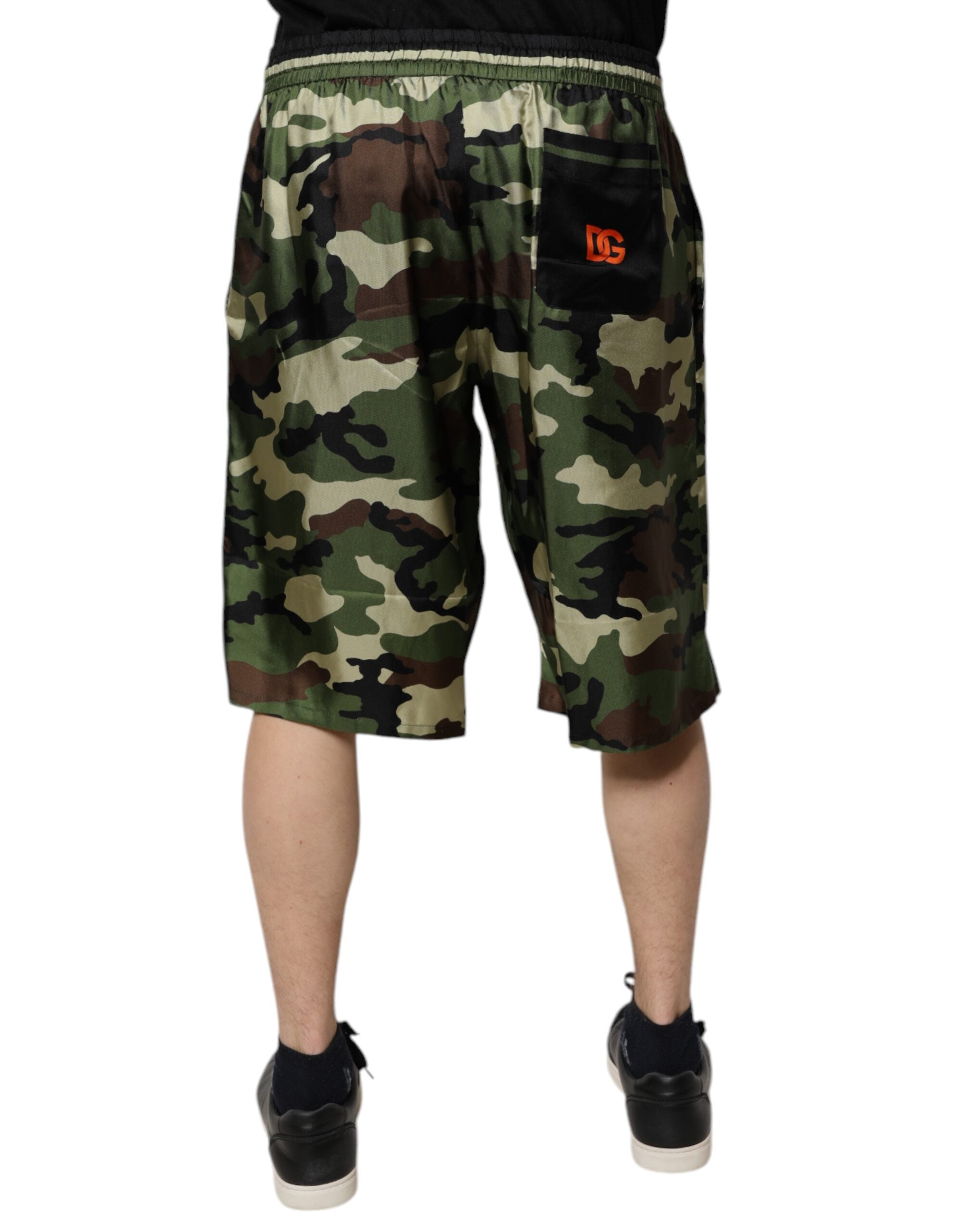 Shorts bermuda Dolce & Gabbana en soie camouflage multicolore à taille moyenne, style décontracté et élégant.