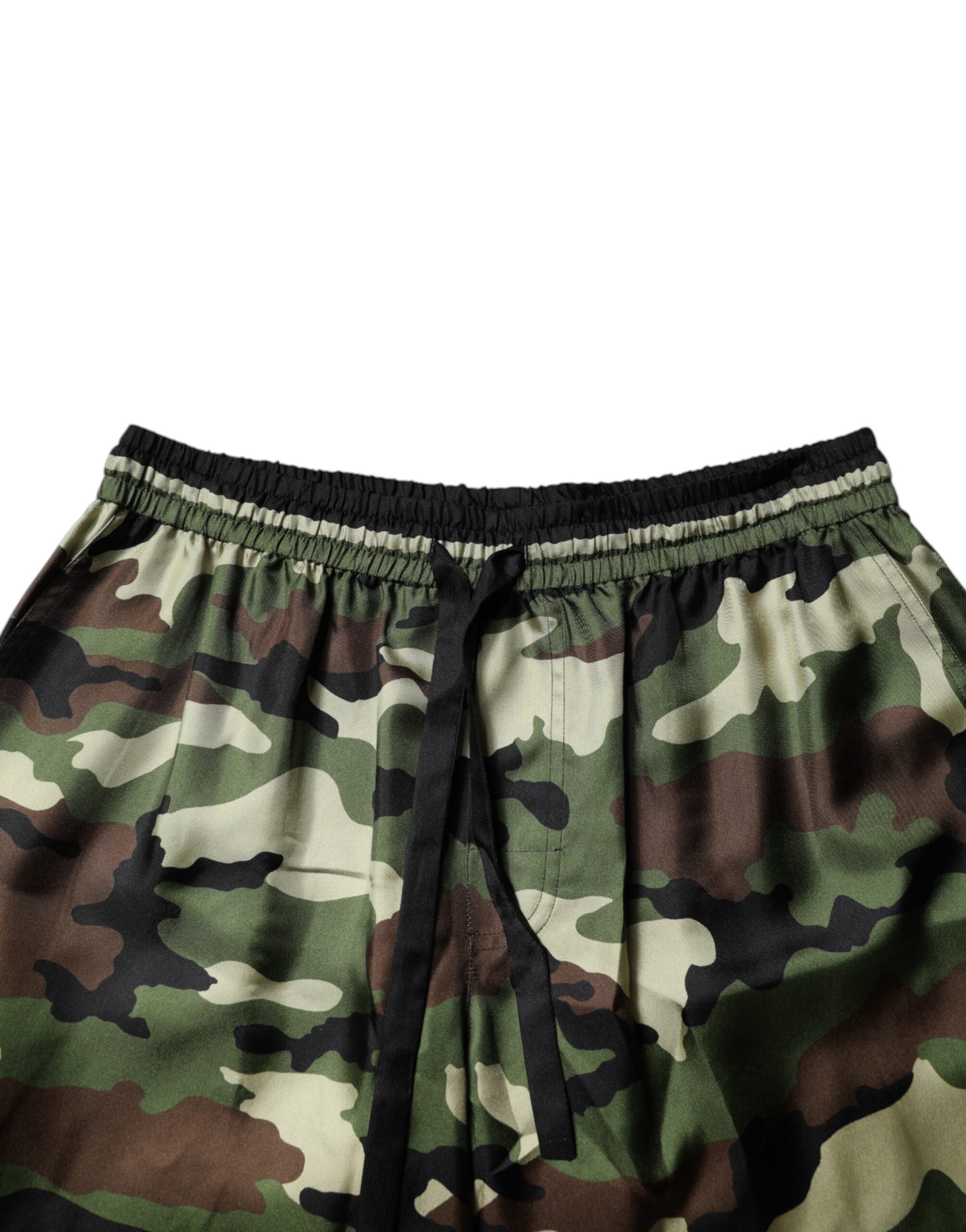 Shorts bermuda Dolce & Gabbana en soie à motif camouflage multicolore, taille mi-haute et style élégant.