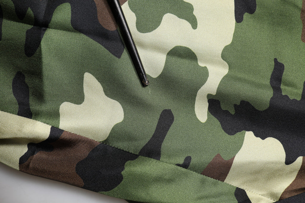 Shorts bermuda en soie camouflage multicolore Dolce & Gabbana, mi-hauteur, mode élégante et tendance.