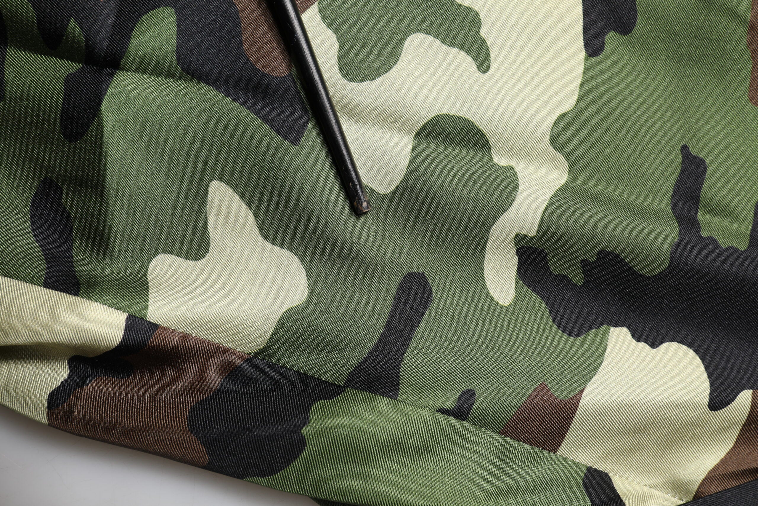 Shorts bermuda en soie camouflage multicolore Dolce & Gabbana, mi-hauteur, mode élégante et tendance.