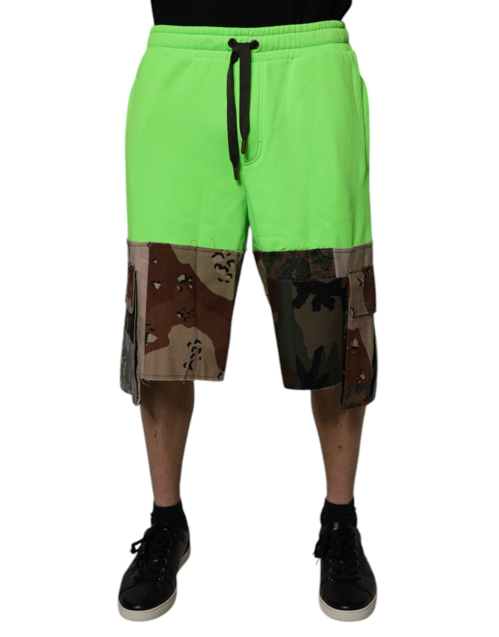 Shorts bermuda cargo Dolce & Gabbana en patchwork vert, avec poches latérales et design tendance.