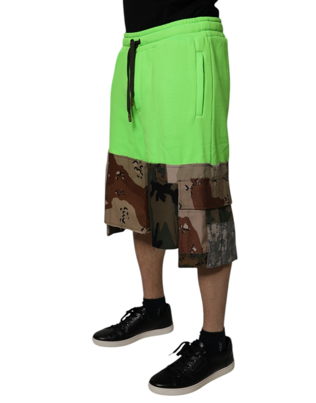 Shorts cargo bermuda Dolce & Gabbana en patchwork vert, avec poches multiples et design décontracté.