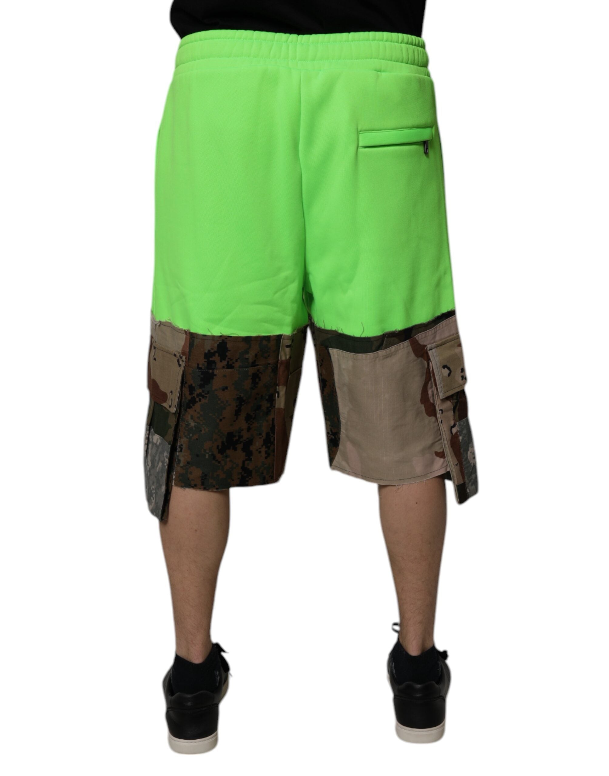 Shorts cargo Bermuda en patchwork vert de Dolce & Gabbana, style décontracté et tendance, en tissu léger, vues de face.