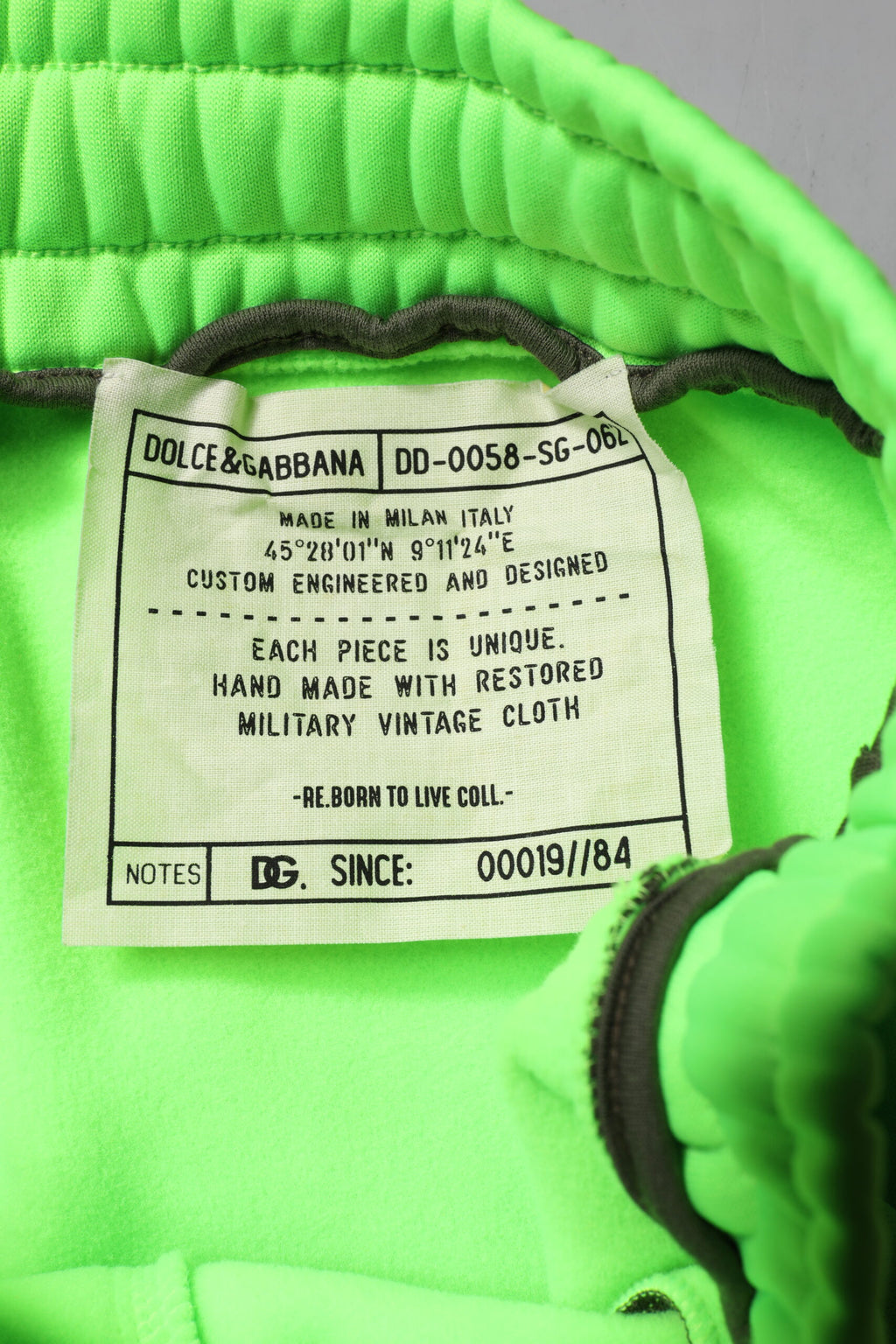 Shorts cargo bermuda Dolce & Gabbana en patchwork vert, style décontracté et tendance, avec poches et détails colorés.