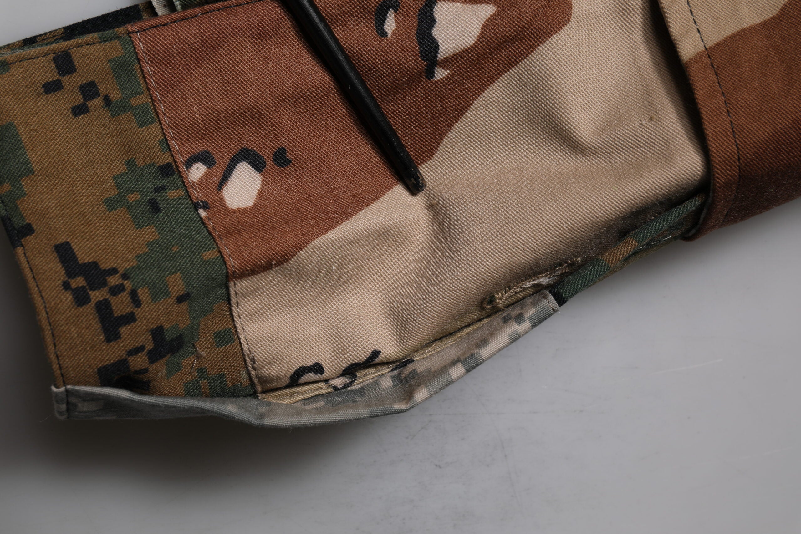 Shorts cargo bermuda à patchwork vert de Dolce & Gabbana, style décontracté avec détails colorés et design tendance.