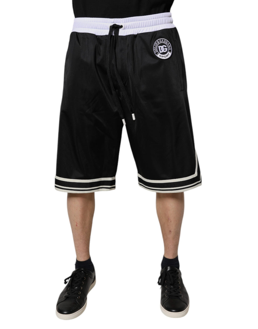 Shorts bermuda pour homme Dolce & Gabbana en noir et blanc, sweatshorts décontractés avec logo visible sur le tissu.