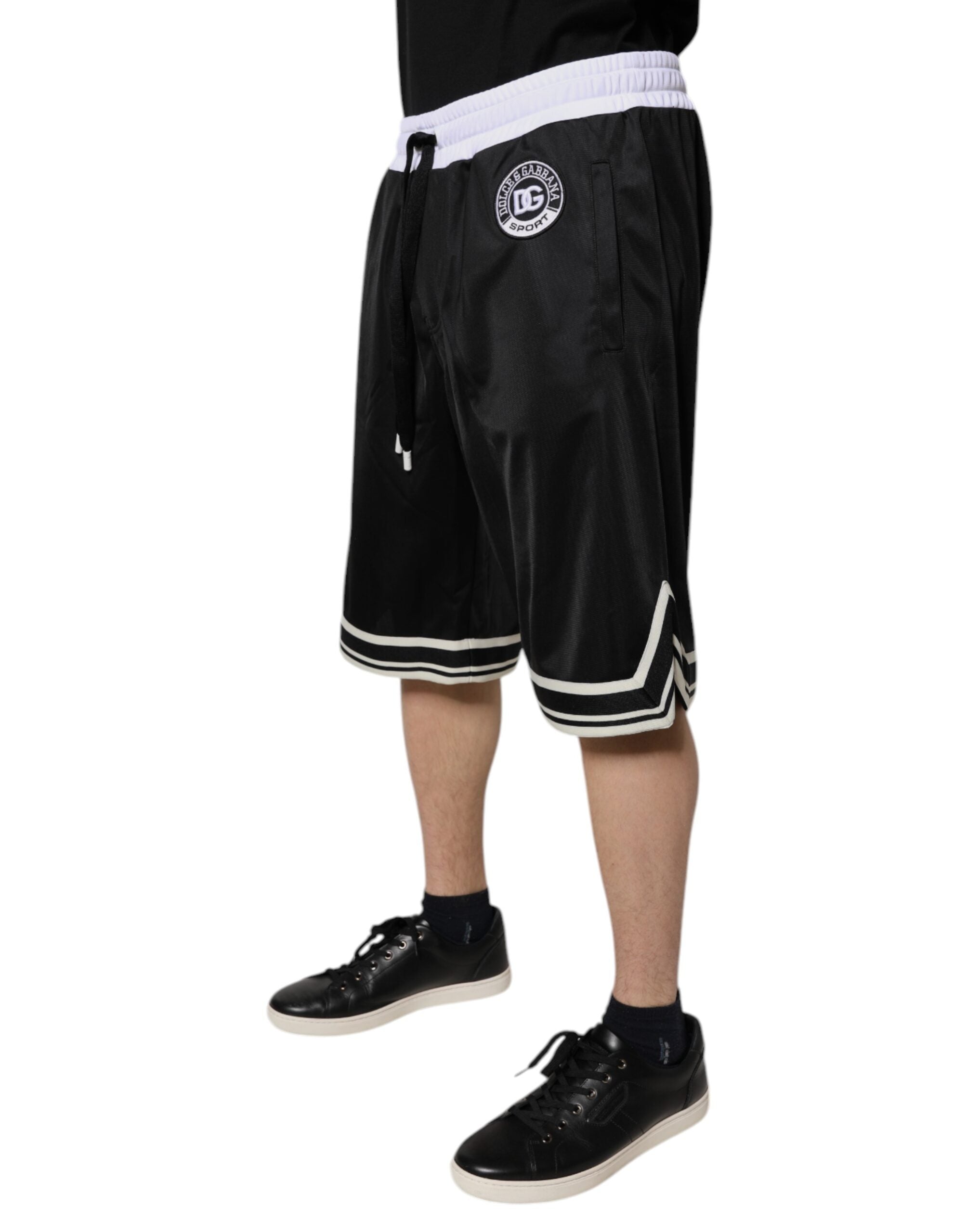Shorts bermuda pour homme Dolce & Gabbana en noir et blanc, sweatshorts décontractés en coton, style moderne et confortable.