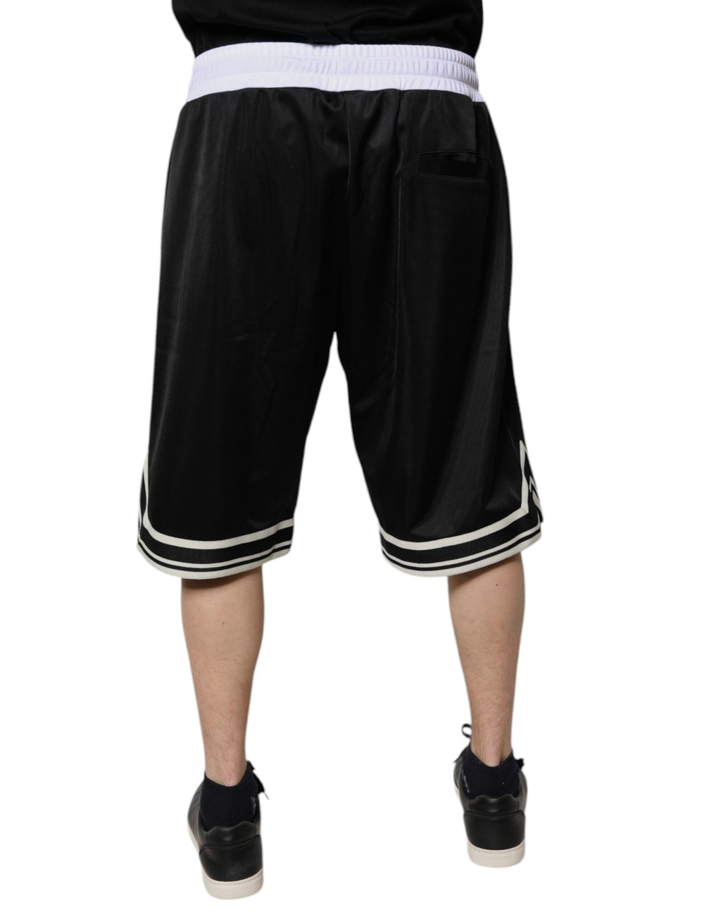 Shorts bermuda pour hommes Dolce & Gabbana en noir et blanc, sweatshorts décontractés et stylés, vue de face.