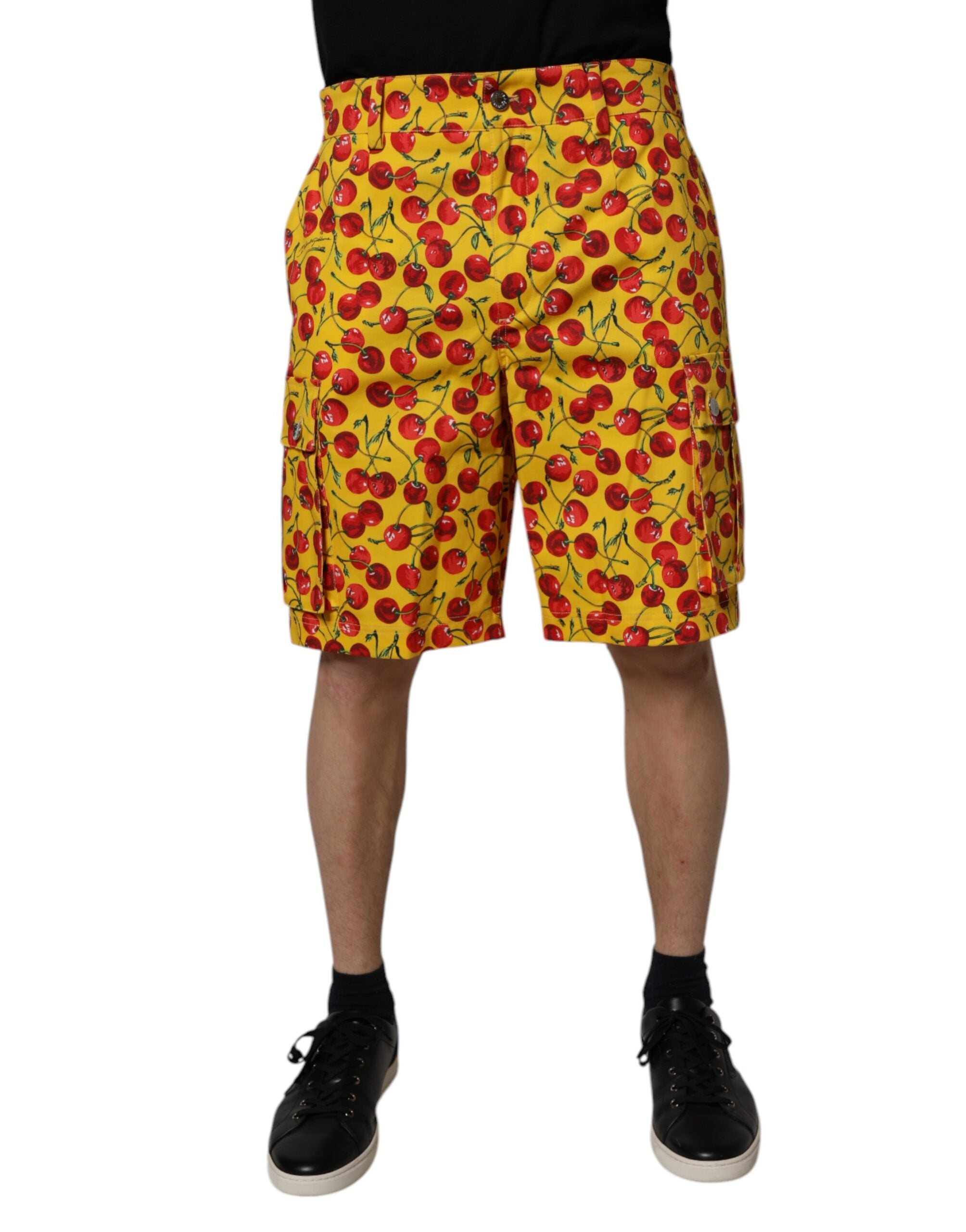 Bermuda en coton jaune avec motif cerises Dolce & Gabbana pour homme, visible avec détails colorés et style décontracté.