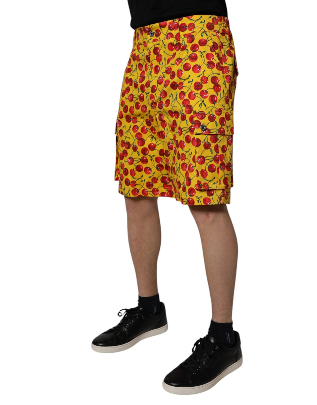 Shorts bermuda en coton jaune à cerises Dolce & Gabbana pour homme, motif coloré et léger.