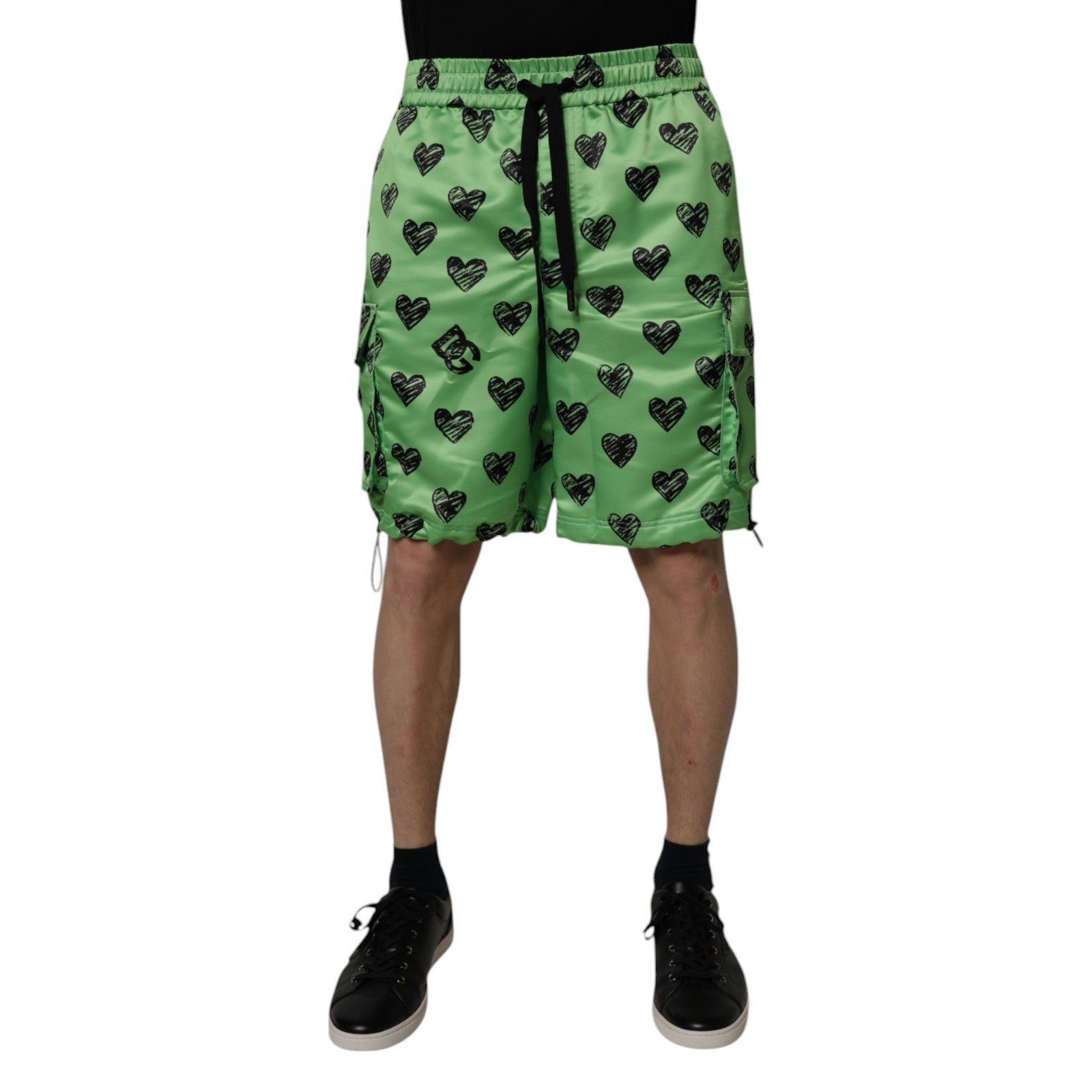 Shorts bermuda cargo pour homme Dolce & Gabbana avec motif cœur vert, style décontracté et tendance.