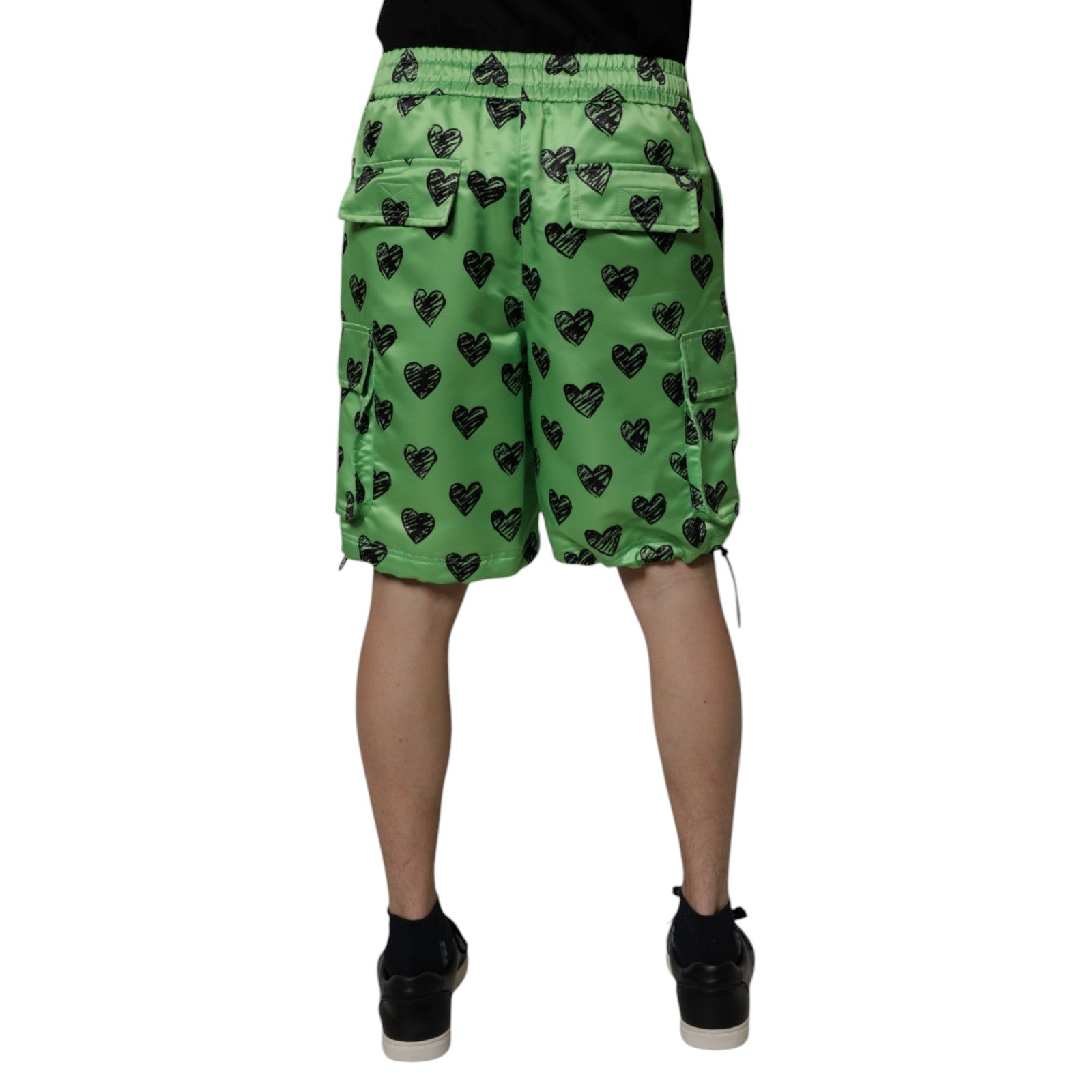 Shorts cargo bermuda pour homme Dolce & Gabbana avec imprimé cœur vert, style décontracté et tendance.