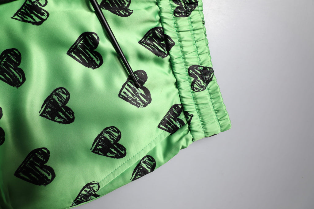 Shorts bermuda pour hommes Dolce & Gabbana avec imprimé de cœur vert et cargo, style décontracté et tendance.